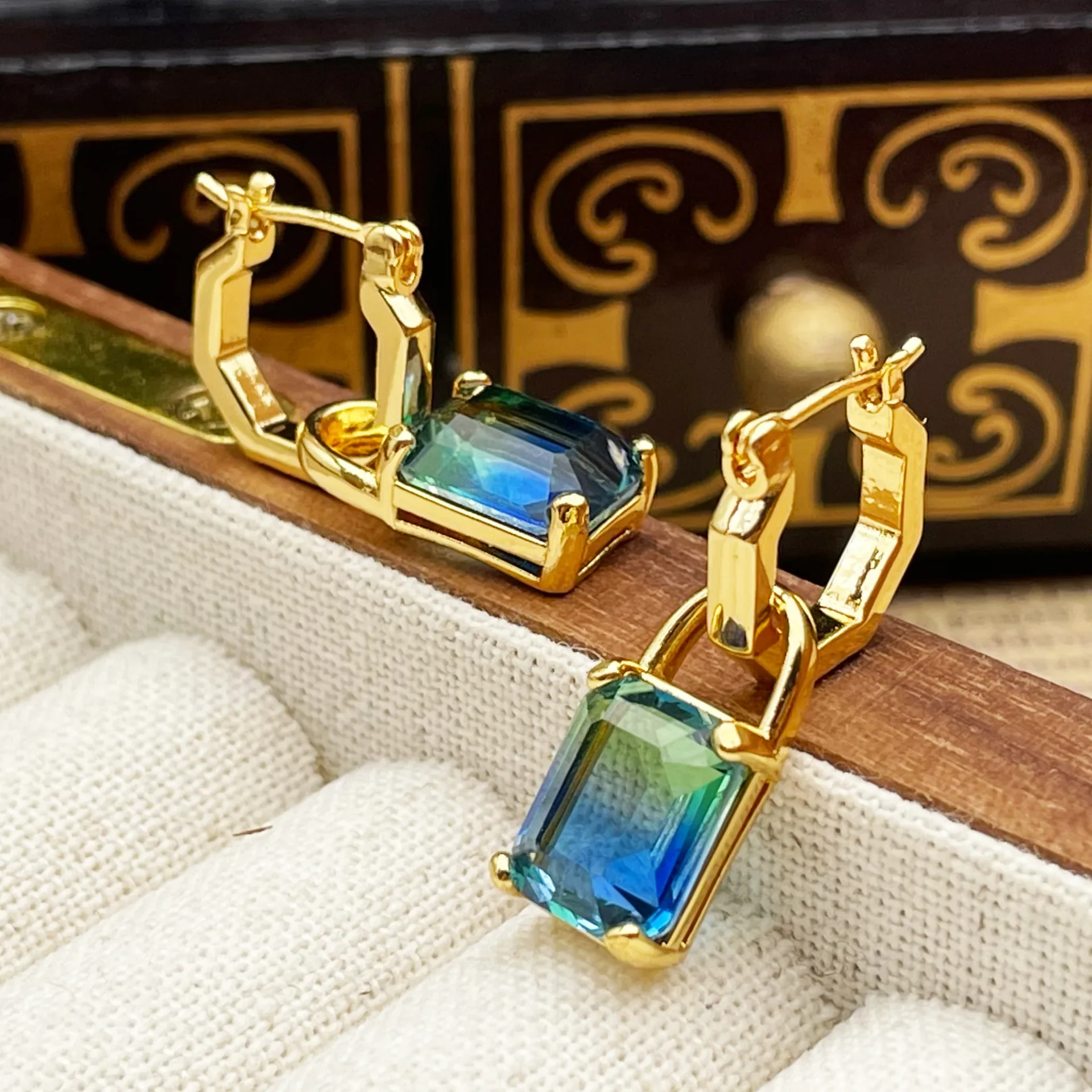 New fashion geometric two-color crystal retro earrings, high-end personalized earrings for women
New fashion geometric two-color crystal retro earrings, high-end personalized earrings for women