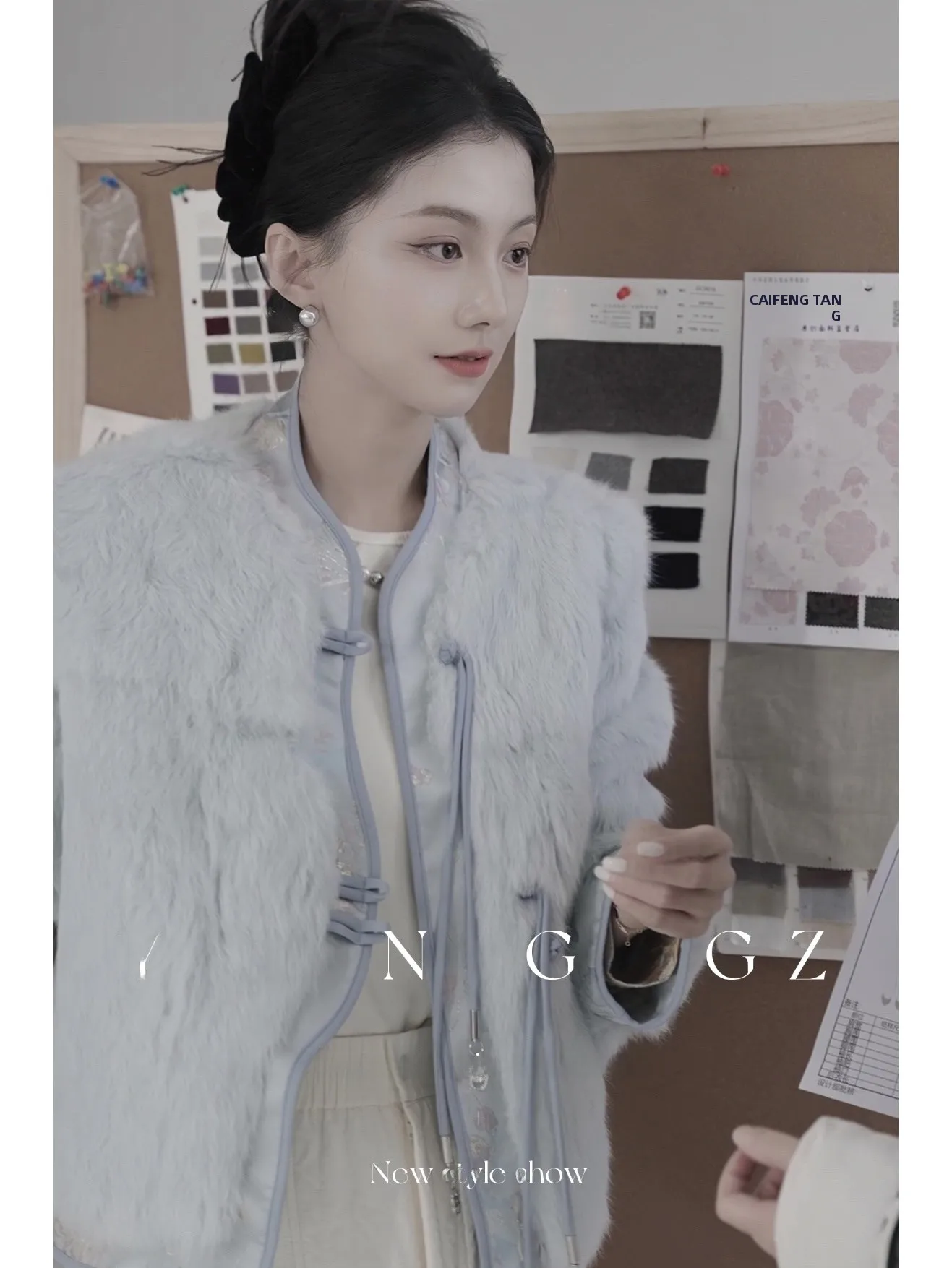Yang GZ QingMeng YouYou New Chinese Style down Jacket Women's Plush Duck down Vest Thickened Long Sleeve Open Cardigan
Yang GZ QingMeng YouYou New Chinese Style down Jacket Women's Plush Duck down Vest Thickened Long Sleeve Open Cardigan