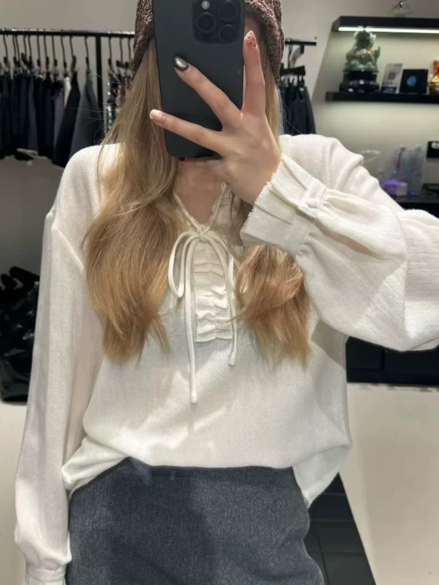 Женская шерстяная рубашка в клетку с V-образным вырезом, свободного кроя, стройнящая, модная, в европейском стиле, с деревянными вставками, длинный рукав
Женская шерстяная рубашка в клетку с V-образным вырезом, свободного кроя, стройнящая, модная, в европейском стиле, с деревянными вставками, длинный рукав