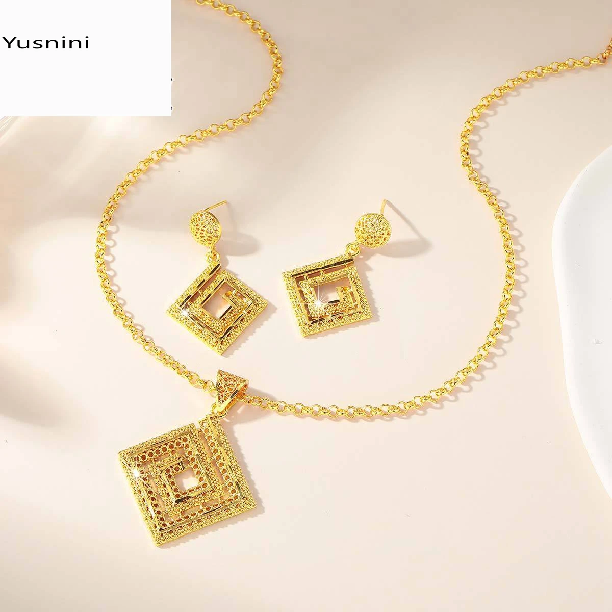 Новый модный комплект украшений из Дубая с позолотой 24K: колье и серьги - Изысканный набор для помолвки и вечеринок для влюбленных
Новый модный комплект украшений из Дубая с позолотой 24K: колье и серьги - Изысканный набор для помолвки и вечеринок для влюбленных