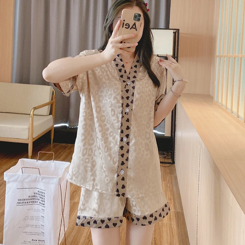 Summer pajamas women's new ice silk short sleeve suit women's V-neck cardigan thin sweet lovely jacquard silk home clothes
Summer pajamas women's new ice silk short sleeve suit women's V-neck cardigan thin sweet lovely jacquard silk home clothes