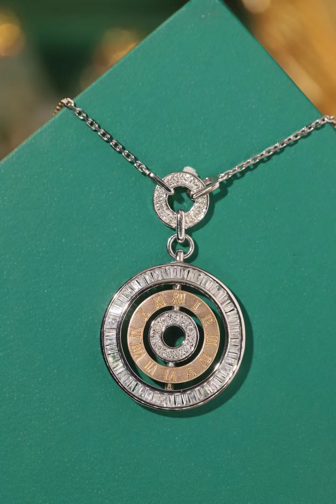 Pure 18K gold natural diamond necklace ring two-color Roman turntable necklace Real gold pendant Fashion jewelry Valentine's Day
Pure 18K gold natural diamond necklace ring two-color Roman turntable necklace Real gold pendant Fashion jewelry Valentine's Day