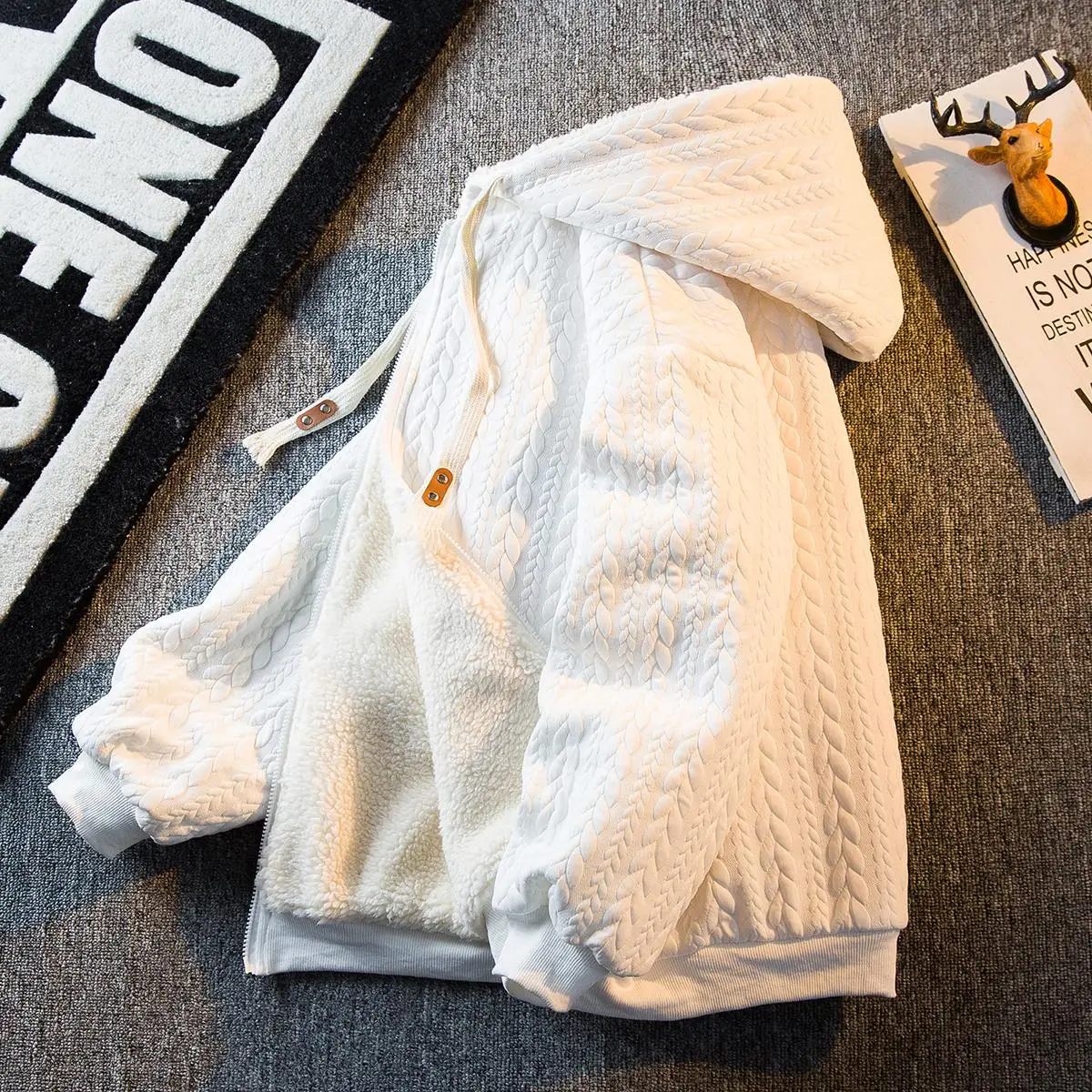 Японское бархатное мужское пальто с капюшоном и пушистым ягненком, зимнее теплое хлопковое пальто с подкладкой Fce, свободная повседневная одежда
Японское бархатное мужское пальто с капюшоном и пушистым ягненком, зимнее теплое хлопковое пальто с подкладкой Fce, свободная повседневная одежда