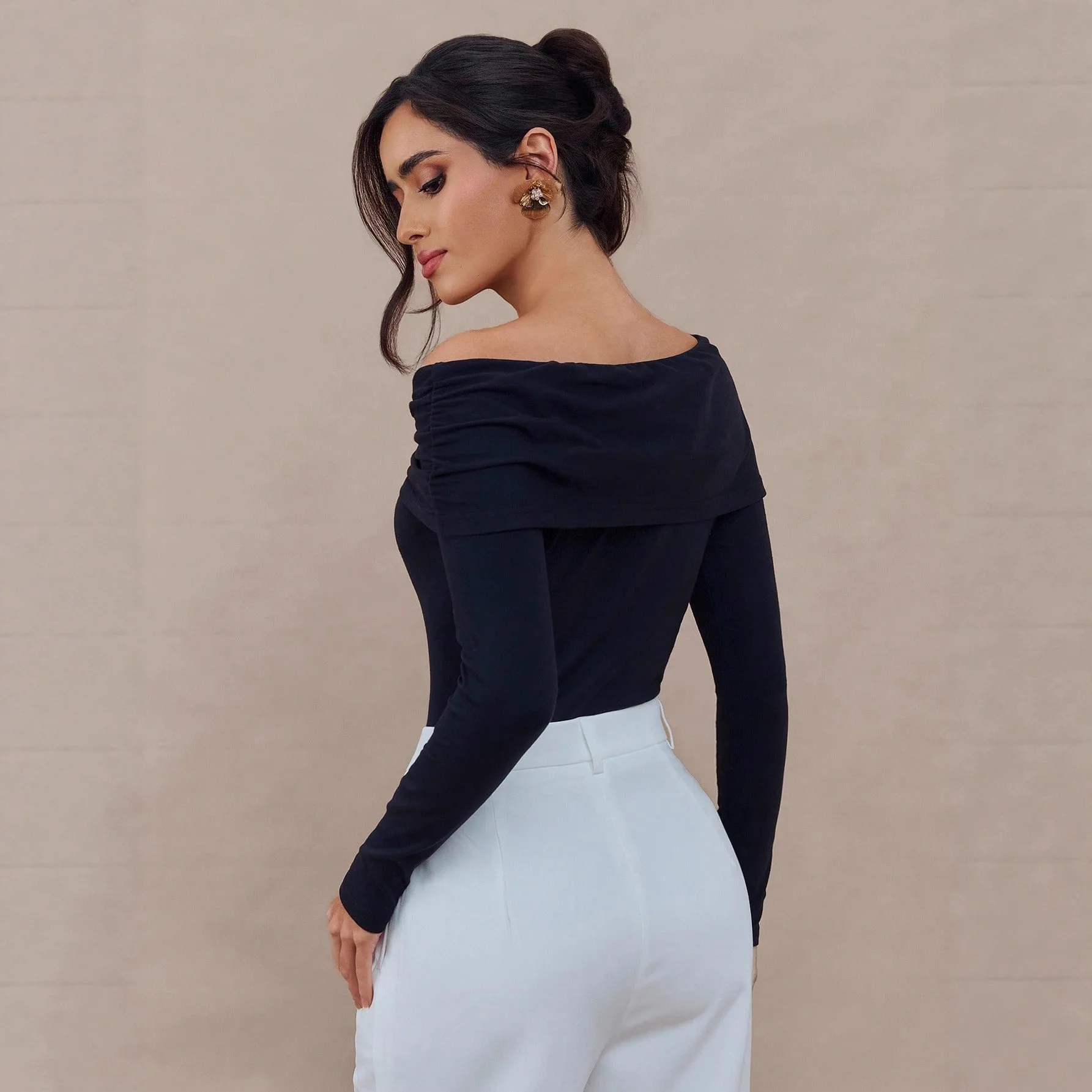 2026 Spring Women's New One-shoulder Butterfly Brooch Design Slim Long-sleeved Women's Top
2026 Spring Women's New One-shoulder Butterfly Brooch Design Slim Long-sleeved Women's Top