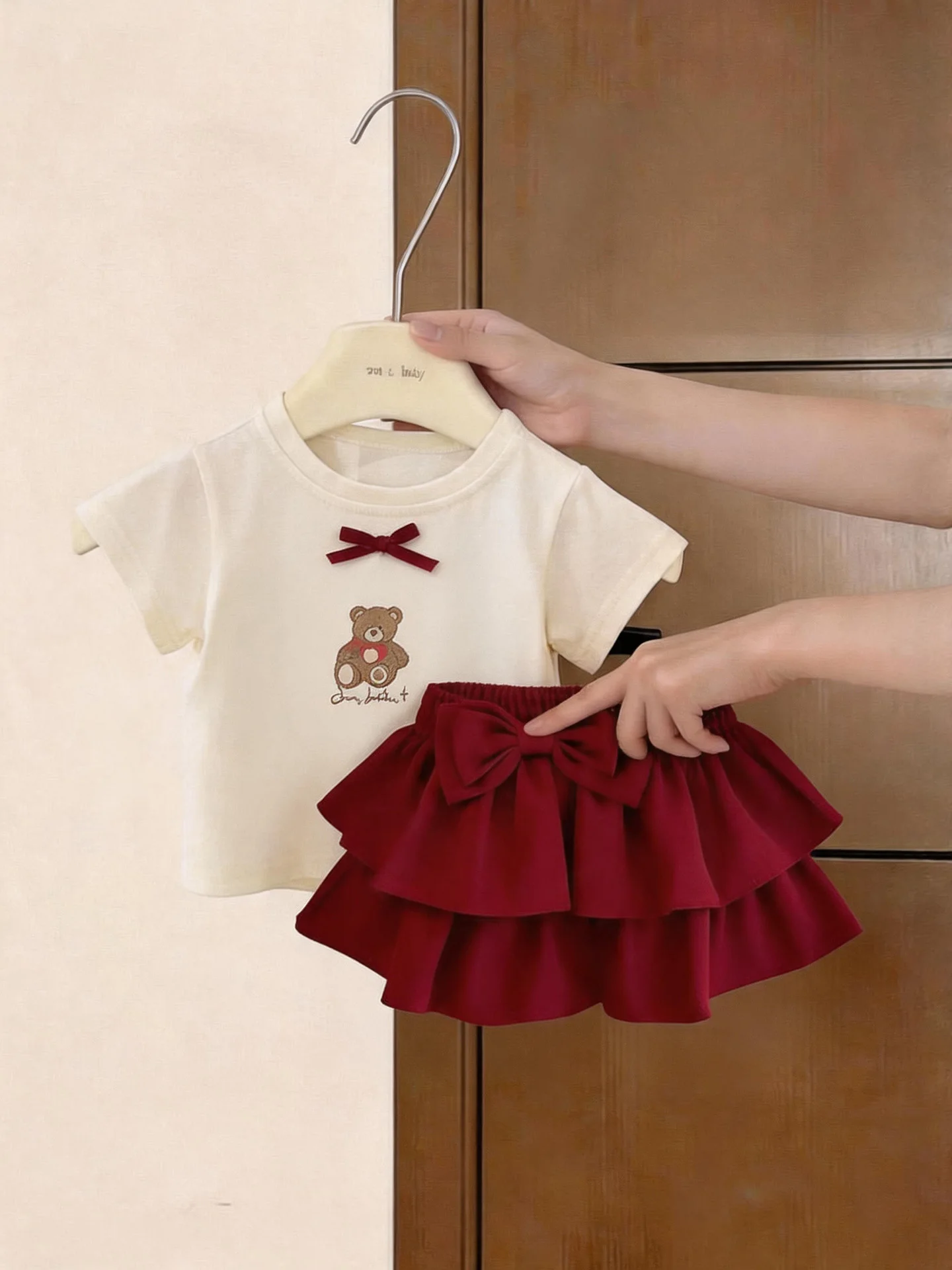 Fashionable Girls Outfit Summer 2026 Cute Bear T-shirt Cake Skirt Baby Knot Two-piece Set Breathable Short Sleeve H...
Fashionable Girls Outfit Summer 2026 Cute Bear T-shirt Cake Skirt Baby Knot Two-piece Set Breathable Short Sleeve H...