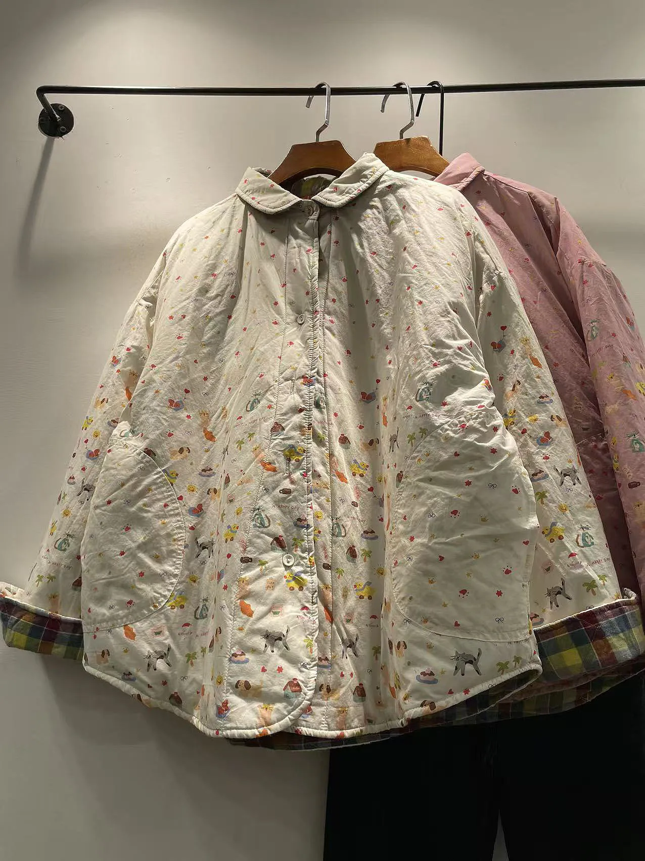 Зимняя женская хлопковая куртка с термопринтом и рисунком, с откидной стороной, повседневная, свободная посадка, с длинным воротником-свеком на одной пуговице
Зимняя женская хлопковая куртка с термопринтом и рисунком, с откидной стороной, повседневная, свободная посадка, с длинным воротником-свеком на одной пуговице