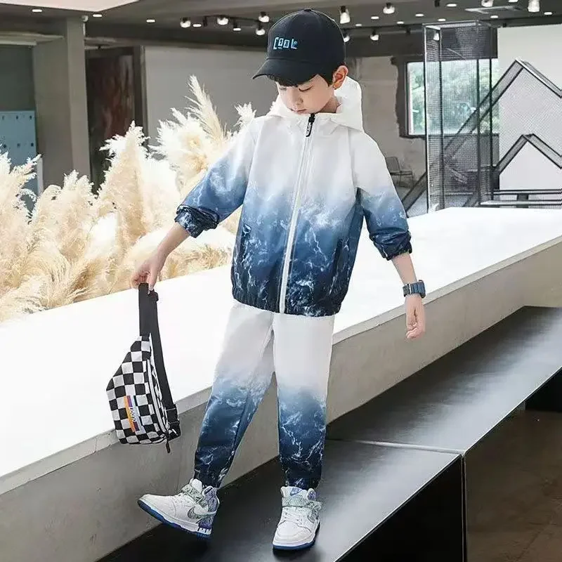 Весенне-осенняя куртка для мальчиков, новая детская куртка на молнии, ПАЛЬТО для отдыха, спортивные брюки с градиентом цвета, комплекты уличных взрыва
Весенне-осенняя куртка для мальчиков, новая детская куртка на молнии, ПАЛЬТО для отдыха, спортивные брюки с градиентом цвета, комплекты уличных взрыва