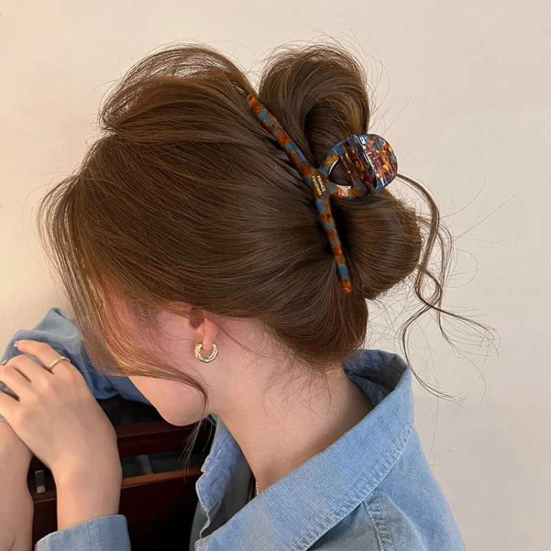 Korean style small batch high-end sense back of the head updo shark clip elegant and stylish hair clip hair accessory
Korean style small batch high-end sense back of the head updo shark clip elegant and stylish hair clip hair accessory