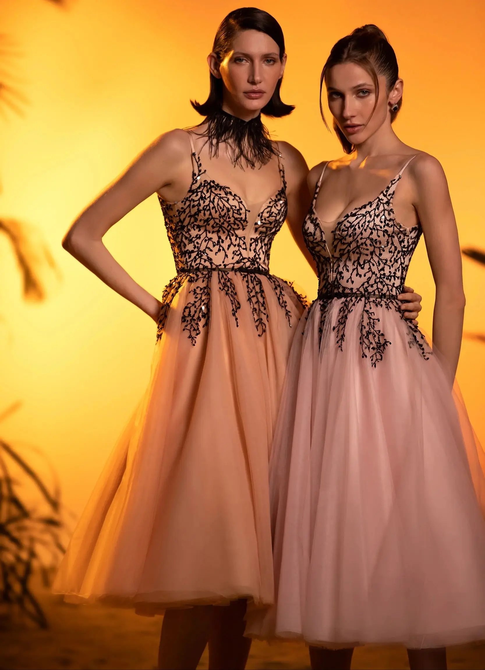 Vintage Women Cocktail Dresses V Neck Lace Tulle Sleeveless Prom Gowns Sexy Knee Length Homecoming Formal Party Summer Skirts
Vintage Women Cocktail Dresses V Neck Lace Tulle Sleeveless Prom Gowns Sexy Knee Length Homecoming Formal Party Summer Skirts