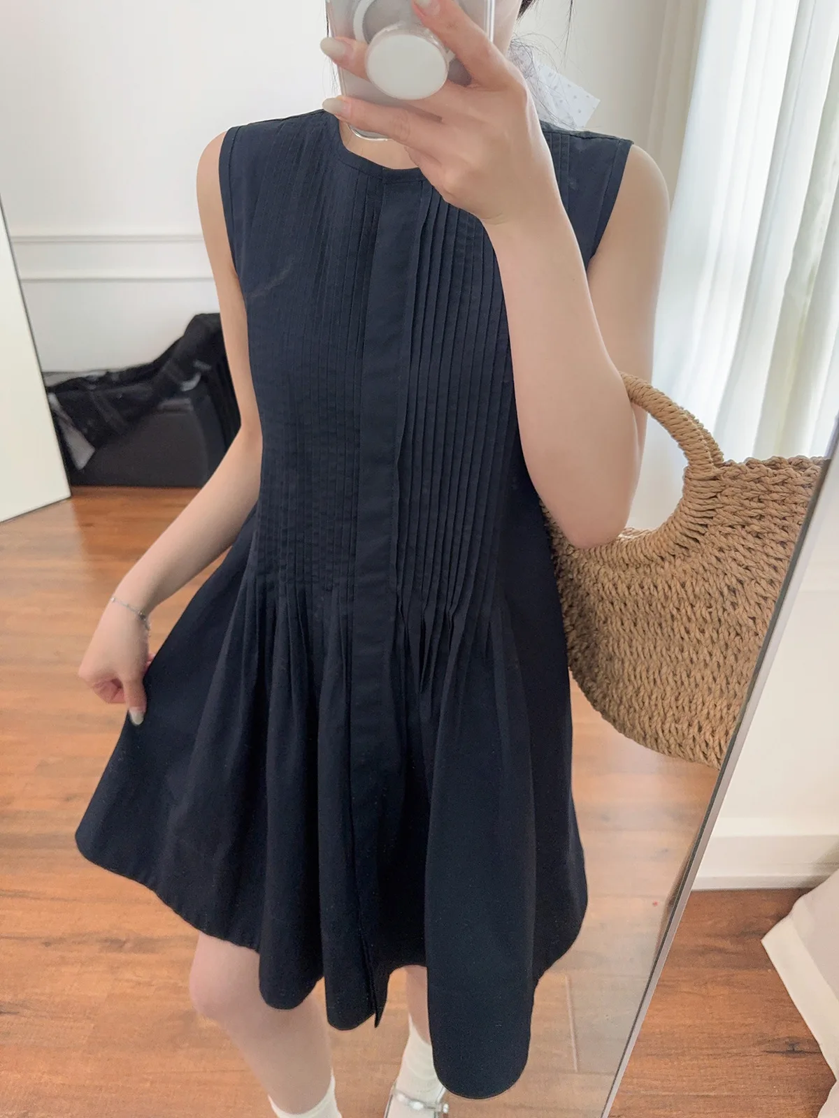Women's Cotton Pleated Tank Dress Sleeveless Loose Fit Lady Short Robe for Spring Summer
Women's Cotton Pleated Tank Dress Sleeveless Loose Fit Lady Short Robe for Spring Summer