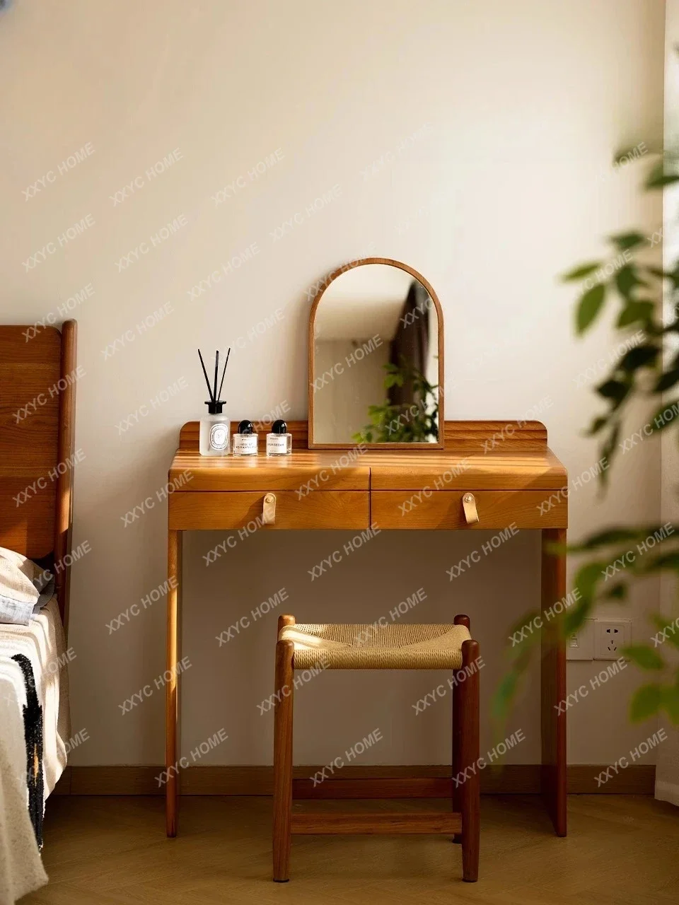 HMJModern simple dresser Solid wood retractable cherry wood small apartment bedroom makeup table
HMJModern simple dresser Solid wood retractable cherry wood small apartment bedroom makeup table