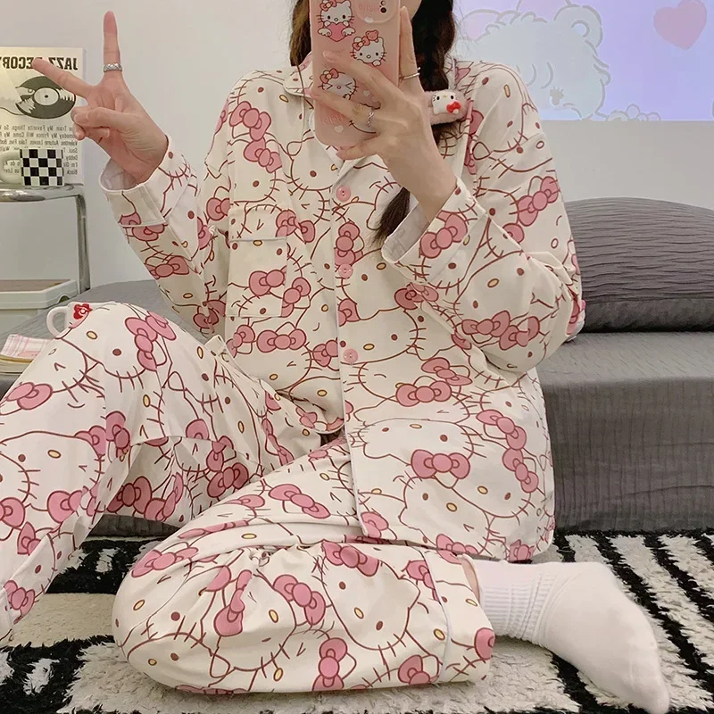Новые осенние хлопковые брюки Sanrio Hello Kitty с длинными рукавами, повседневные женские пижамы с героями мультфильмов, домашняя одежда, шелковые пижамы из двух предметов, женские
Новые осенние хлопковые брюки Sanrio Hello Kitty с длинными рукавами, повседневные женские пижамы с героями мультфильмов, домашняя одежда, шелковые пижамы из двух предметов, женские
