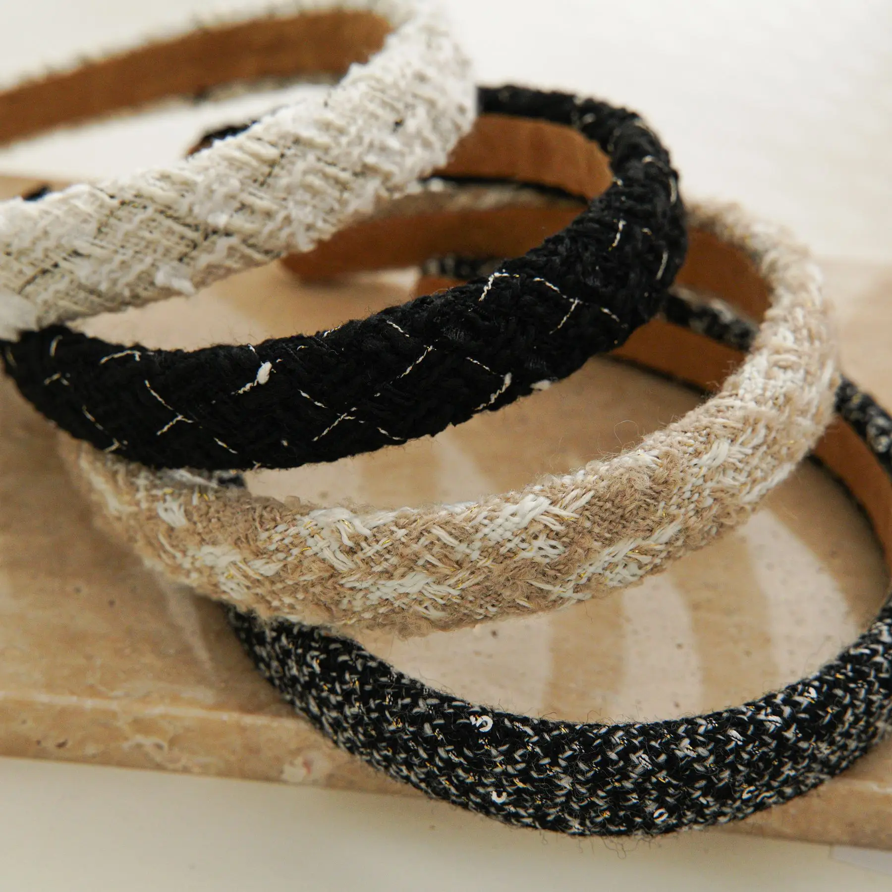 The hair band girl goes out with a wide Korean temperament, simple, small Xiang Feng, coarse hair, headband, autumn and winter h
The hair band girl goes out with a wide Korean temperament, simple, small Xiang Feng, coarse hair, headband, autumn and winter h