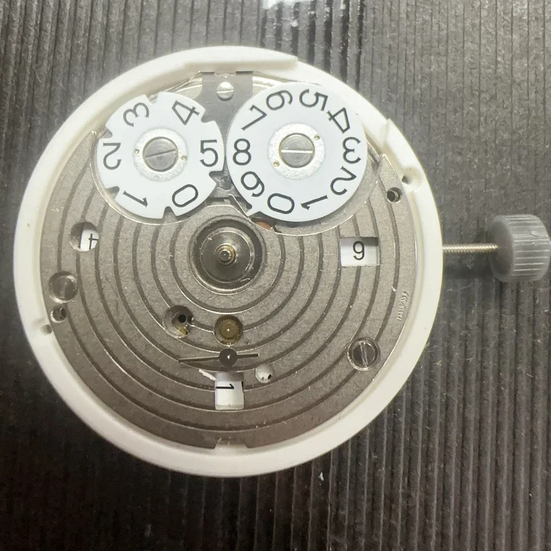French movement: 75310.B two-hand and a half quartz movement. 6-position small hand, single calendar in stock
French movement: 75310.B two-hand and a half quartz movement. 6-position small hand, single calendar in stock