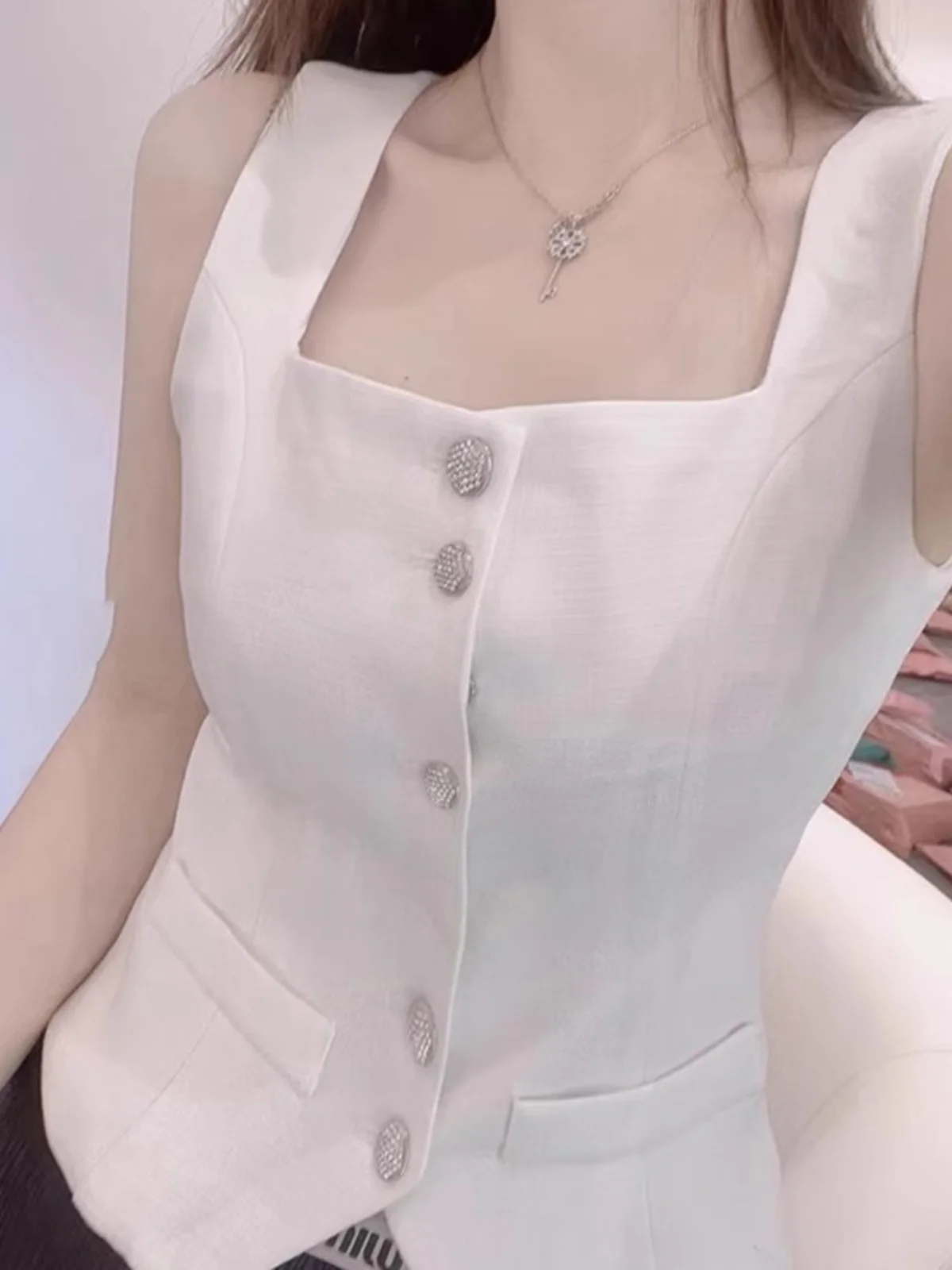 Ice Silk Knitted Vest Women's Summer Small Fragrance Style Suit Jacket Sleeveless Shoulder Pad Open Cardigan Short Top
Ice Silk Knitted Vest Women's Summer Small Fragrance Style Suit Jacket Sleeveless Shoulder Pad Open Cardigan Short Top