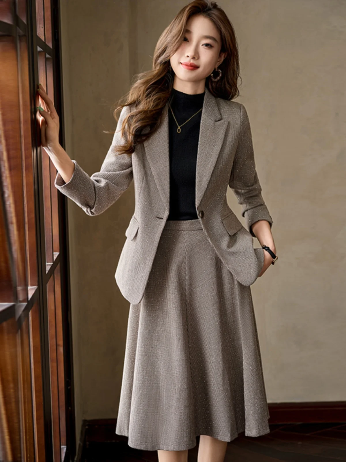 Elegant Plaid Woolen Suit Set for Women Autumn Winter New Style OL Fashion Two-Piece Set with Gold Embossing Half Skirt
Elegant Plaid Woolen Suit Set for Women Autumn Winter New Style OL Fashion Two-Piece Set with Gold Embossing Half Skirt