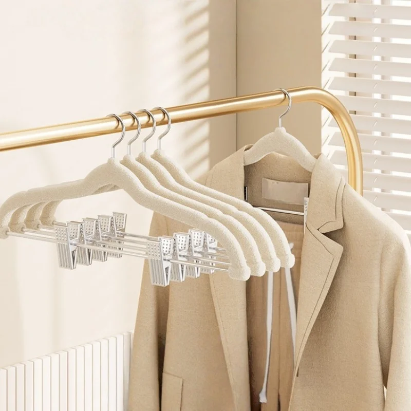 5pcs/set Set of plush hangers, household seamless anti slip integrated pants rack, clothes rack adjustable pants clip
5pcs/set Set of plush hangers, household seamless anti slip integrated pants rack, clothes rack adjustable pants clip