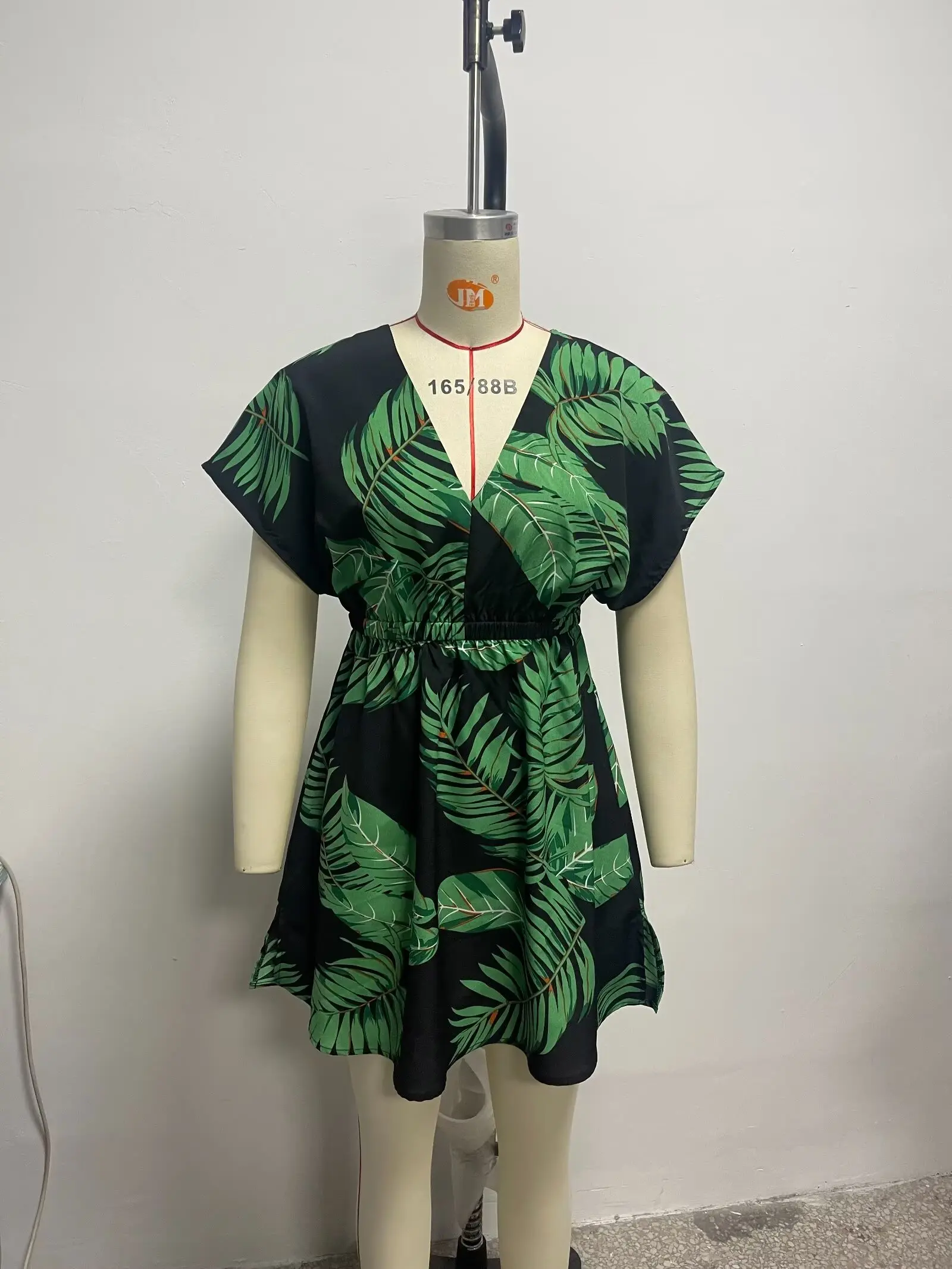 European and American style Amazon hot sale floral V-neck short-sleeved dress for women with slim waist and slimming short skirt
European and American style Amazon hot sale floral V-neck short-sleeved dress for women with slim waist and slimming short skirt