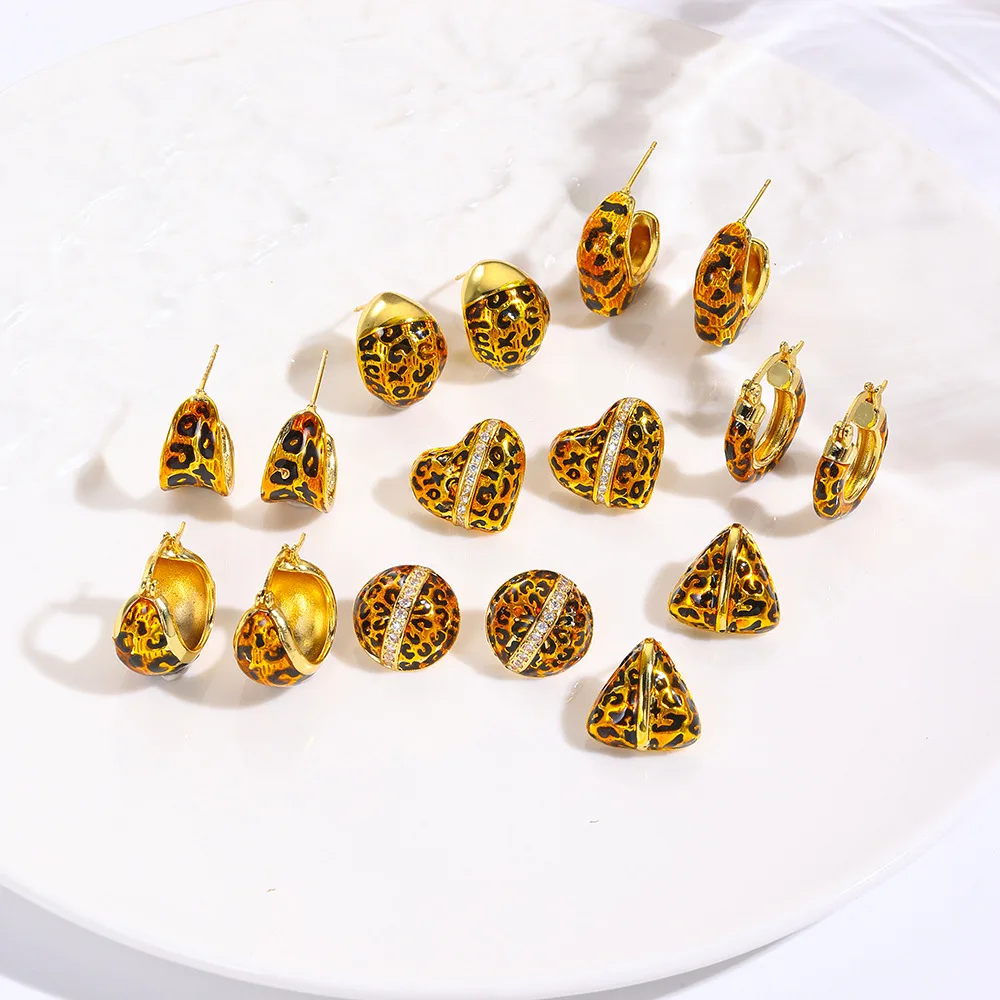 Design sense, fashionable retro copper dripping oil, geometric C-shaped leopard print stud earrings, women's daily work wear
Design sense, fashionable retro copper dripping oil, geometric C-shaped leopard print stud earrings, women's daily work wear