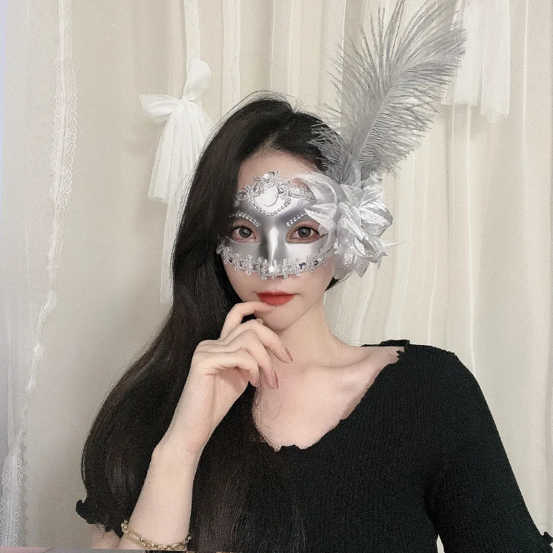 Маска на половину лица «Принцесса» с перьями и боковым цветочным декором для маскарада, венецианских вечеринок, косплея, костюмированных представлений и реквизита
Маска на половину лица «Принцесса» с перьями и боковым цветочным декором для маскарада, венецианских вечеринок, косплея, костюмированных представлений и реквизита