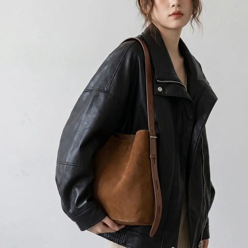Trendy Large Capacity Suede Bucket Bag Fashion Korean Style Leopard Print Shoulder Bag Solid Color Handbag Underarm Bag Travel
Trendy Large Capacity Suede Bucket Bag Fashion Korean Style Leopard Print Shoulder Bag Solid Color Handbag Underarm Bag Travel
