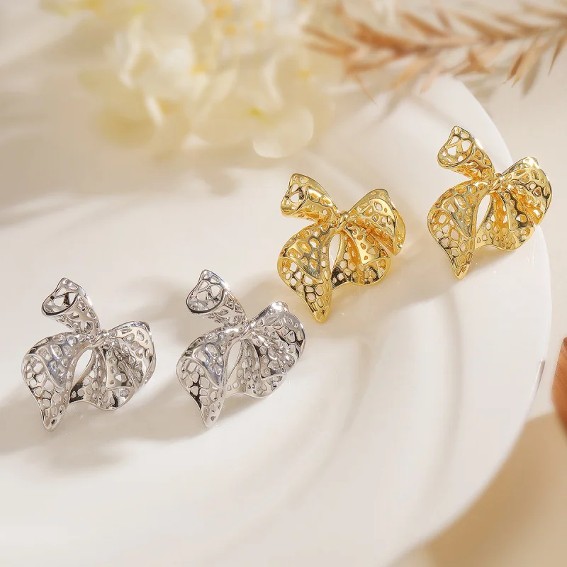 Fashionable Personality Copper Gold-Plated Hollow Bowknot for Women, Niche Fresh Versatile Earrings New
Fashionable Personality Copper Gold-Plated Hollow Bowknot for Women, Niche Fresh Versatile Earrings New