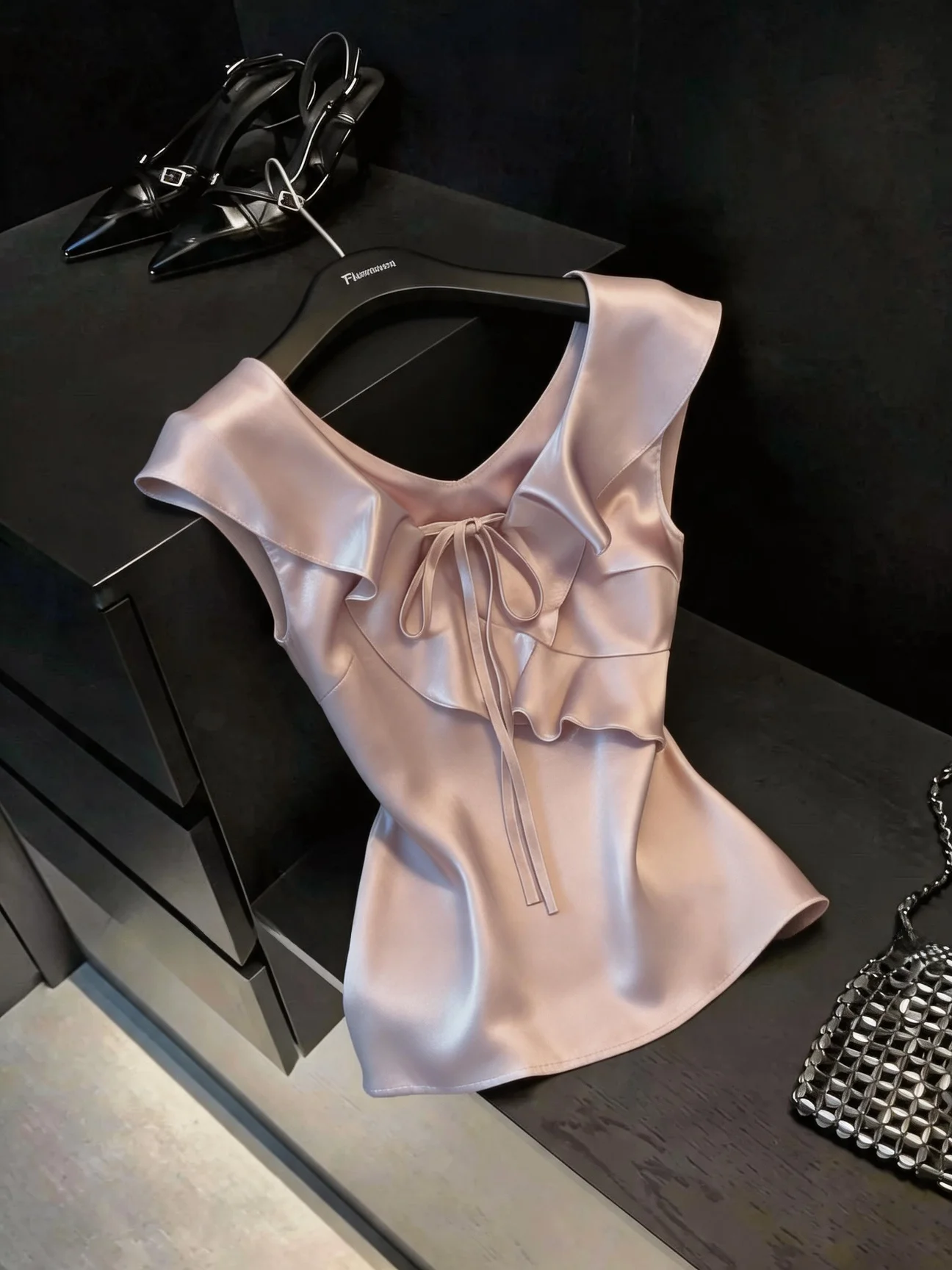 Elegant White Shirt with Lace Trim No-Sleeve Vinegar Silk Women's Fashion Breathable Skin-Friendly Straight Cut French Style
Elegant White Shirt with Lace Trim No-Sleeve Vinegar Silk Women's Fashion Breathable Skin-Friendly Straight Cut French Style