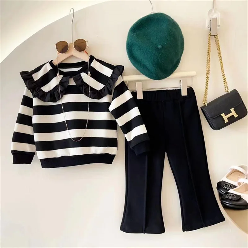Menoea Girls' Long sleeved Set 2024 Autumn New Girls' Large Polo Neck Pleated Stripe Top+Flare Pants Two Piece Girls' Set
Menoea Girls' Long sleeved Set 2024 Autumn New Girls' Large Polo Neck Pleated Stripe Top+Flare Pants Two Piece Girls' Set