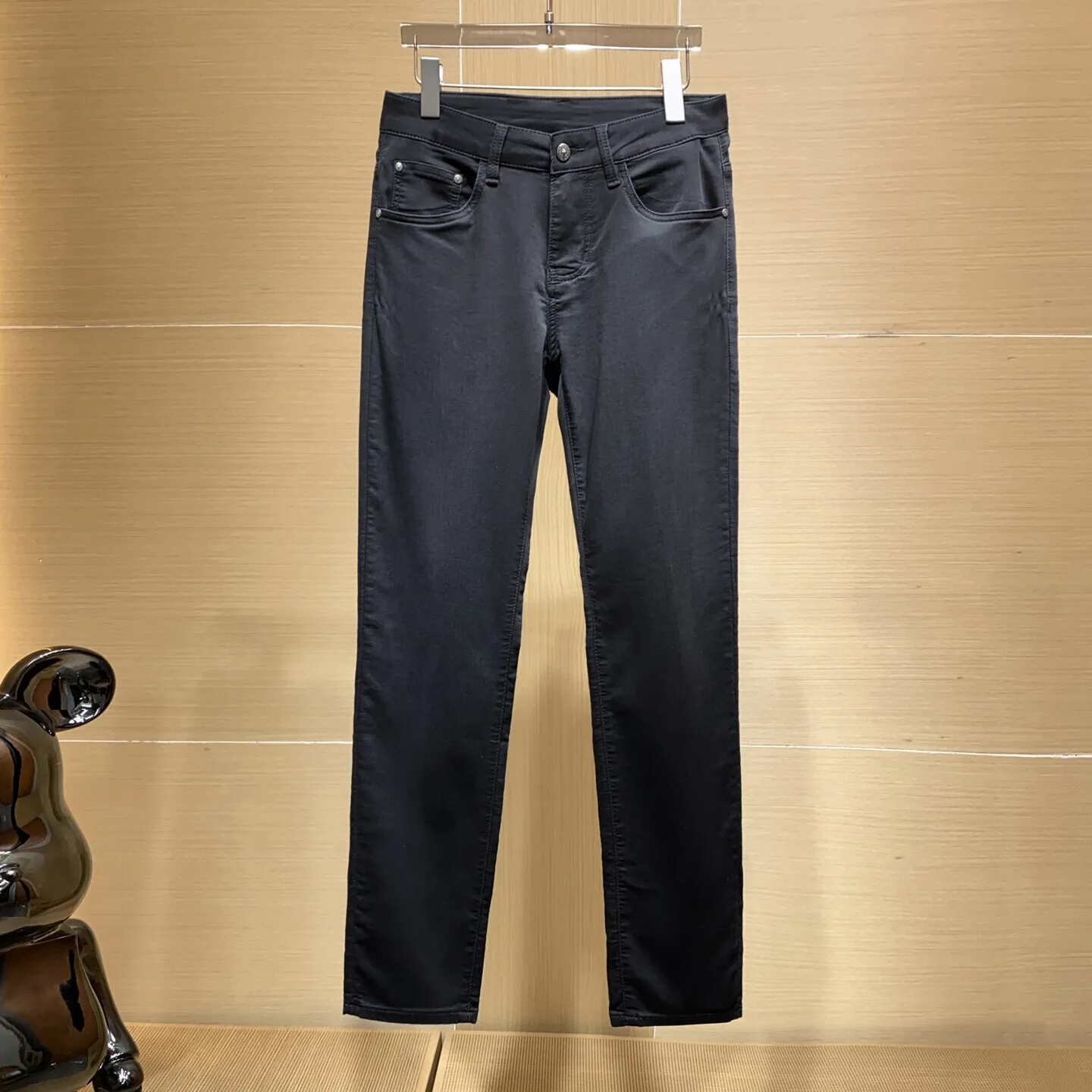 Мужские джинсы Slim Straight на весну-лето: универсальные, черные, модные, городские, с высокой эластичностью, на шнурке, со средней посадкой
Мужские джинсы Slim Straight на весну-лето: универсальные, черные, модные, городские, с высокой эластичностью, на шнурке, со средней посадкой