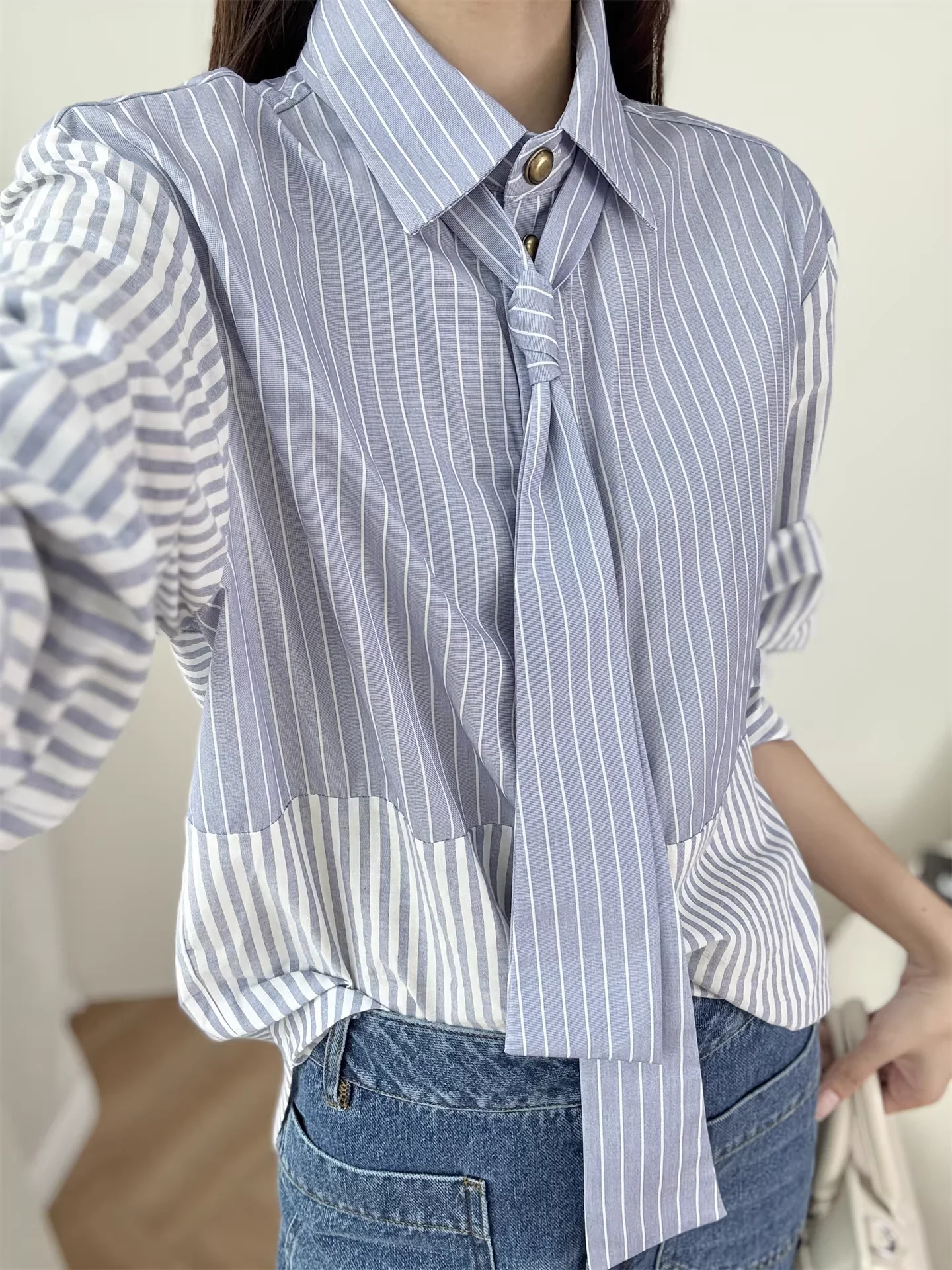 Женская полосатая блузка с завязками, отложным воротником, длинными рукавами, однобортная, с контрастными вставками, повседневная свободная рубашка
Женская полосатая блузка с завязками, отложным воротником, длинными рукавами, однобортная, с контрастными вставками, повседневная свободная рубашка