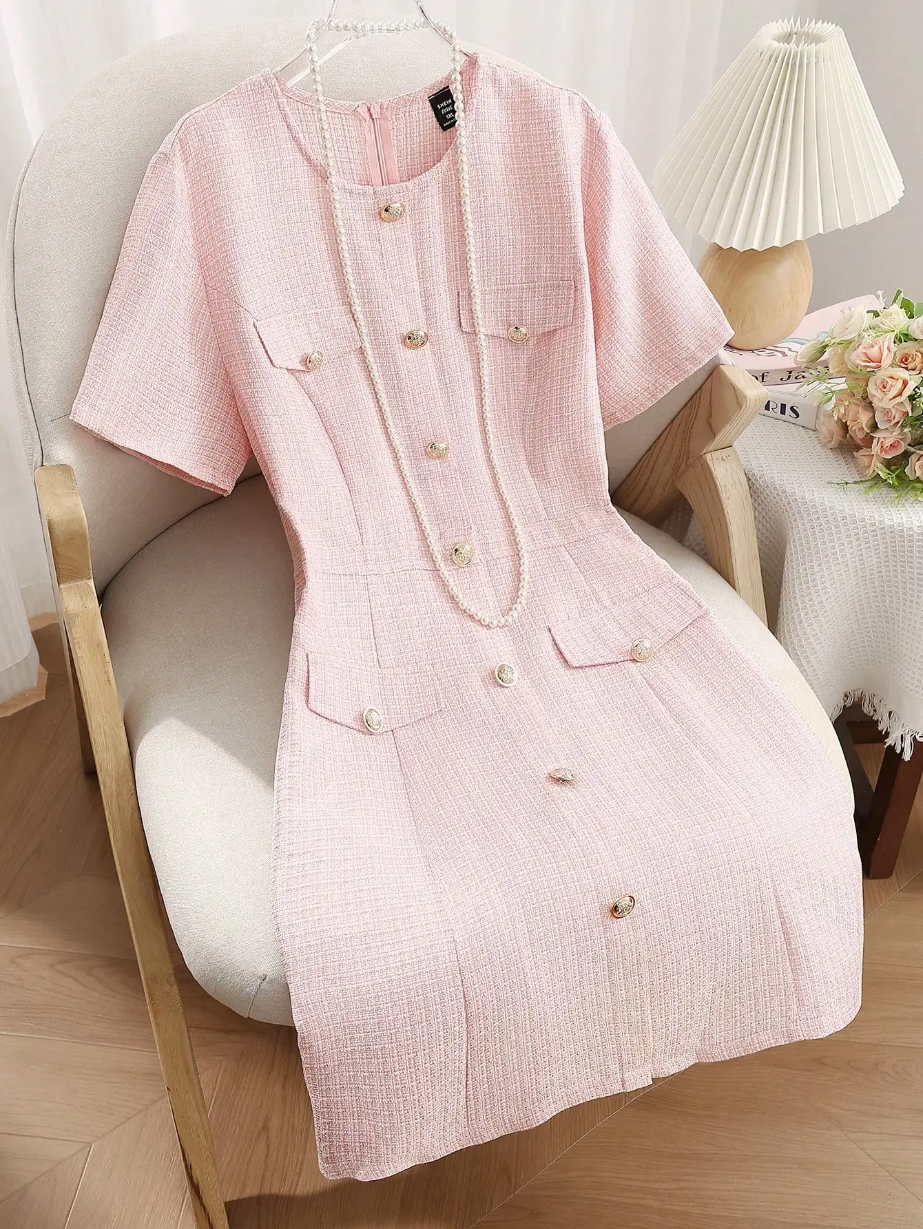 Розовое твидовое платье с короткими рукавами, круглым вырезом, на одной пуговице и с жемчужными пуговицами
Розовое твидовое платье с короткими рукавами, круглым вырезом, на одной пуговице и с жемчужными пуговицами