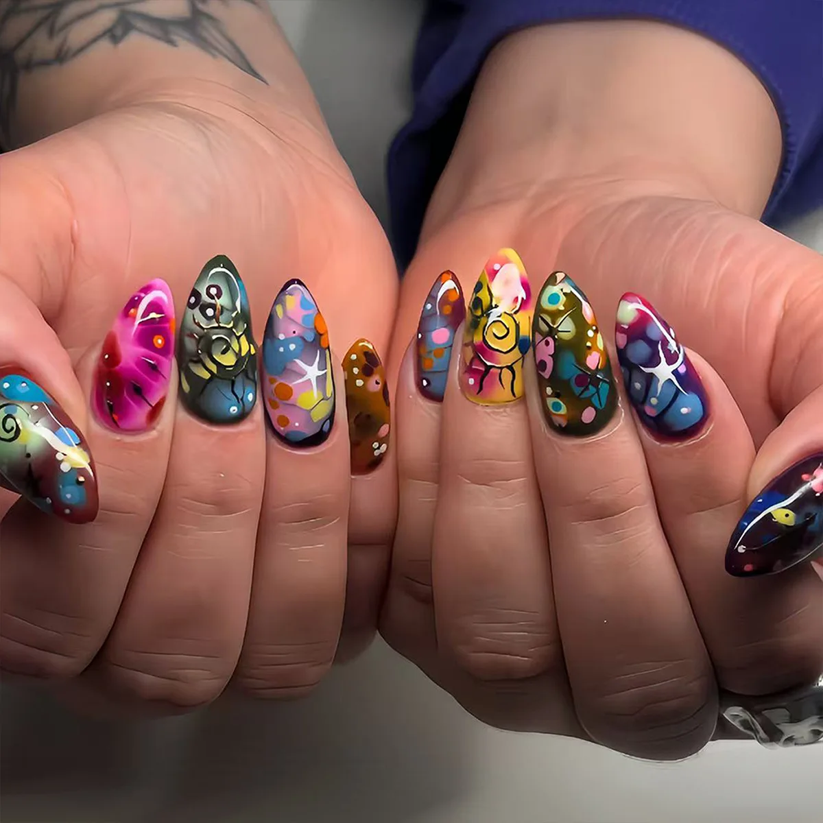 30pcs Abstract Graffiti Press on Nails Colorful Swirl Dot Print Glossy False Nail Short Almond Y2K Full Cover Nail Tip for Women
30pcs Abstract Graffiti Press on Nails Colorful Swirl Dot Print Glossy False Nail Short Almond Y2K Full Cover Nail Tip for Women