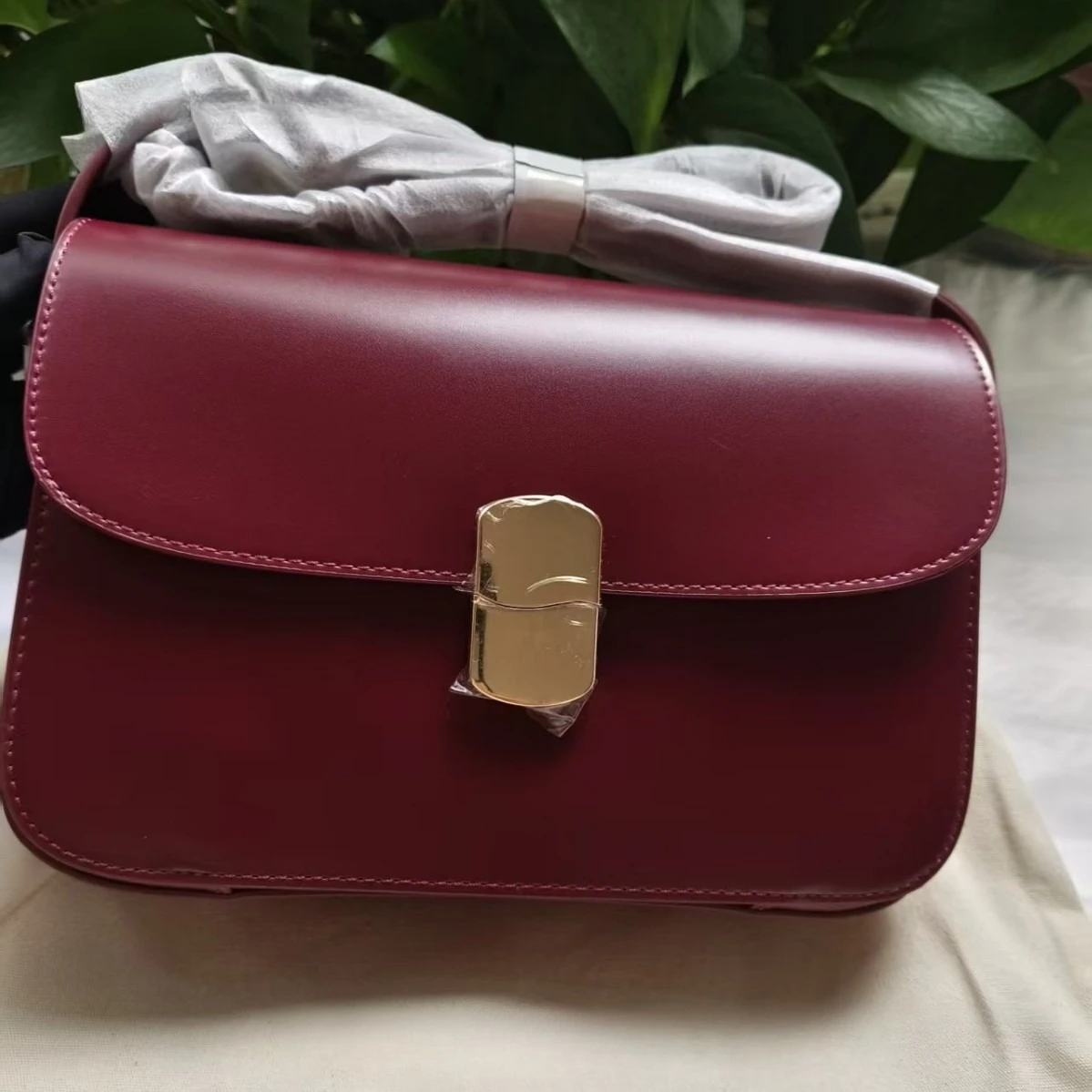 New SE bag, women's messenger bag, fashionable leather bag, high-quality commuter bag, small square bag
New SE bag, women's messenger bag, fashionable leather bag, high-quality commuter bag, small square bag