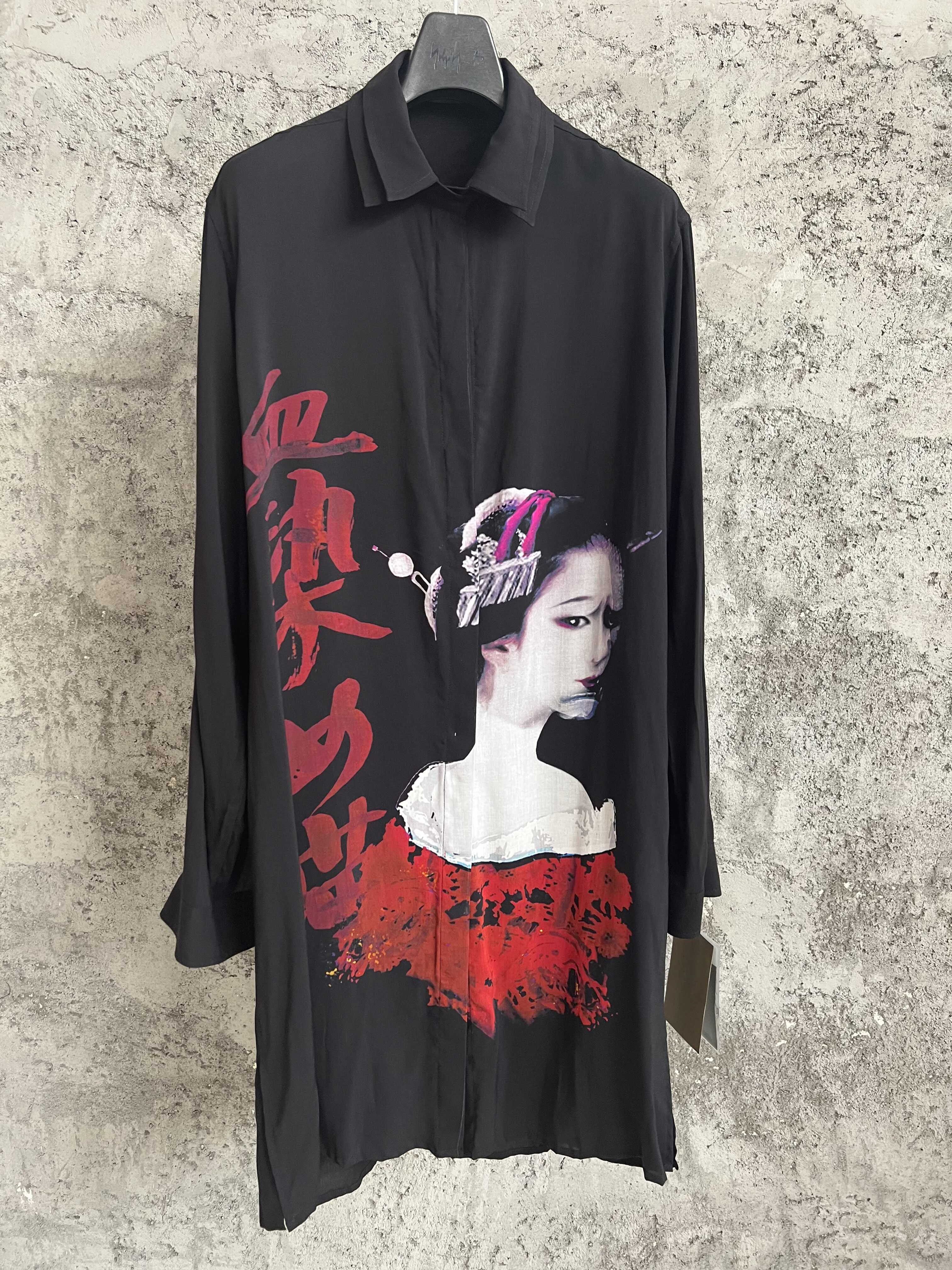 Длинная рубашка-халат с кошачьим принтом, популярный онлайн-стиль.
Длинная рубашка-халат с кошачьим принтом, популярный онлайн-стиль.