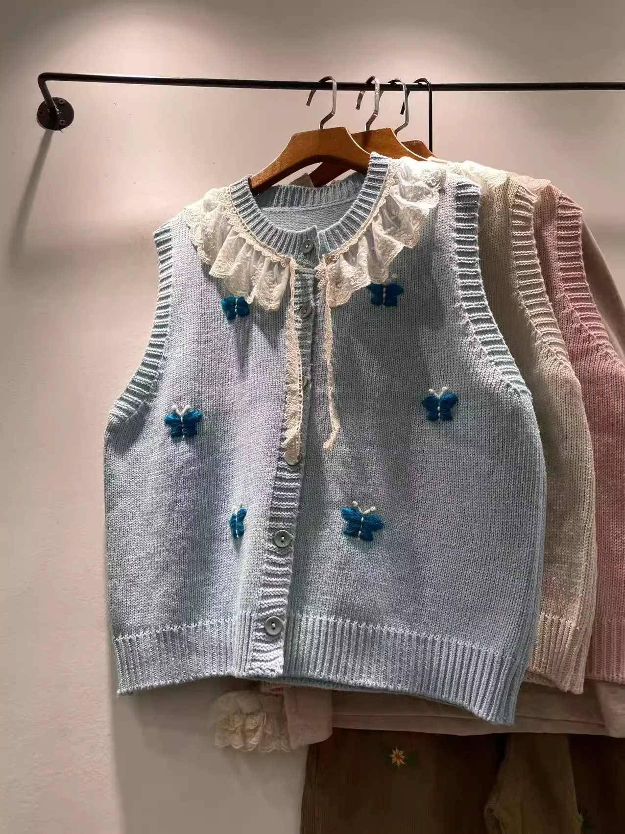 Japanese Winter Woman Clothes Mori Girl Sweet Pink Blue Beige Floral Embroider Sweater Vest Knitwear Cute Kawaii Clothes
Japanese Winter Woman Clothes Mori Girl Sweet Pink Blue Beige Floral Embroider Sweater Vest Knitwear Cute Kawaii Clothes