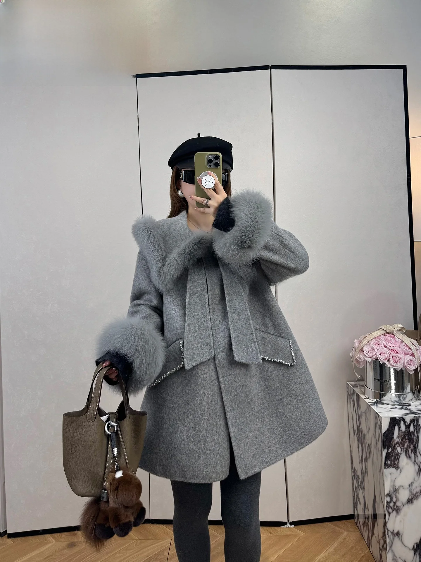 Double-Faced Woolen Grey Fur Collar Winter Coat 100% Cashmere Turn-down Collar Long Sleeve Women's Medium-length Coat
Double-Faced Woolen Grey Fur Collar Winter Coat 100% Cashmere Turn-down Collar Long Sleeve Women's Medium-length Coat