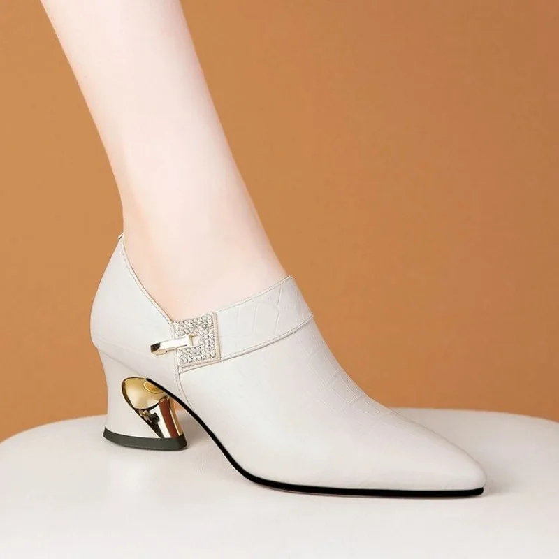 Deep mouth single shoes new autumn and winter genuine high-grade brand large size pointed mid-heel leather shoes for women
Deep mouth single shoes new autumn and winter genuine high-grade brand large size pointed mid-heel leather shoes for women