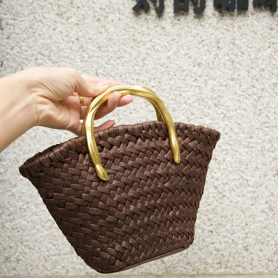 Vintage dark brown woven vegetable basket bag metal crescent handle texture niche design woven handbag
Vintage dark brown woven vegetable basket bag metal crescent handle texture niche design woven handbag