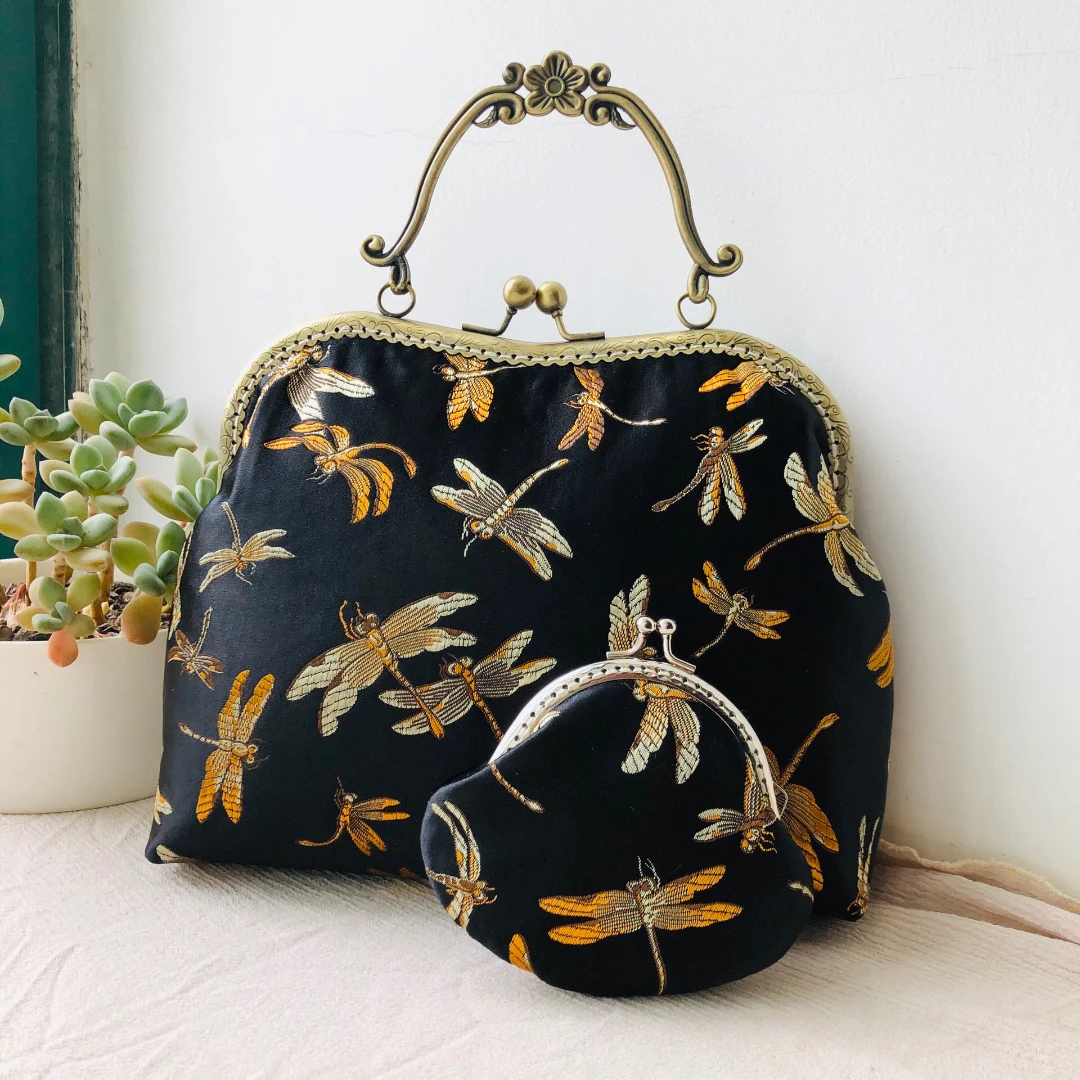 Lost in Vintage Dragonfly Feathers Design Brocade Fabric and the Power of Metal Frame Kiss Lock Purse Evening Clutch 24x6x18cm
Lost in Vintage Dragonfly Feathers Design Brocade Fabric and the Power of Metal Frame Kiss Lock Purse Evening Clutch 24x6x18cm