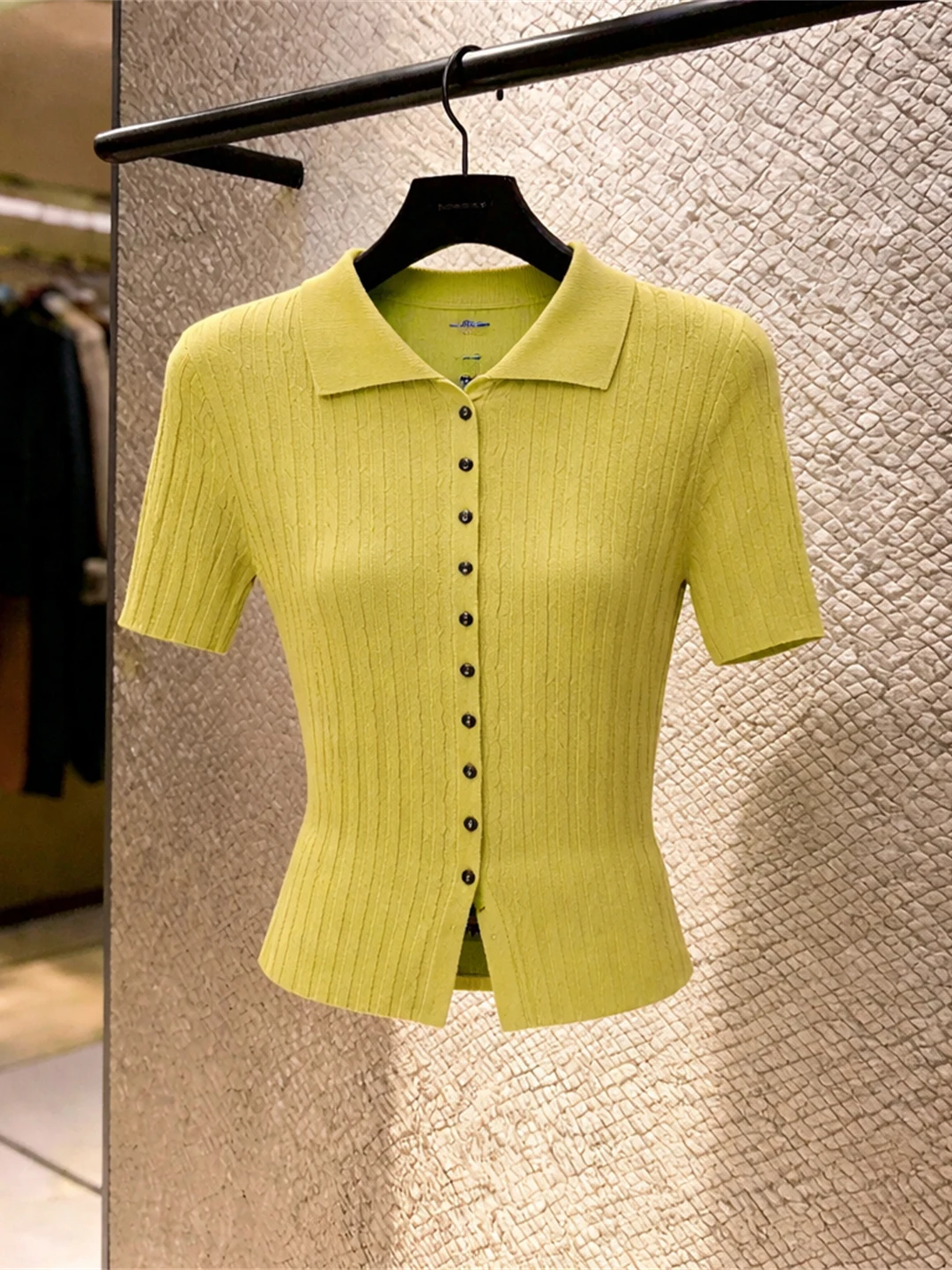 Slim Fit Neck Knitwear Single Button Short Sleeve Fashionable Color Simple Summer Top for Women Commute Style
Slim Fit Neck Knitwear Single Button Short Sleeve Fashionable Color Simple Summer Top for Women Commute Style