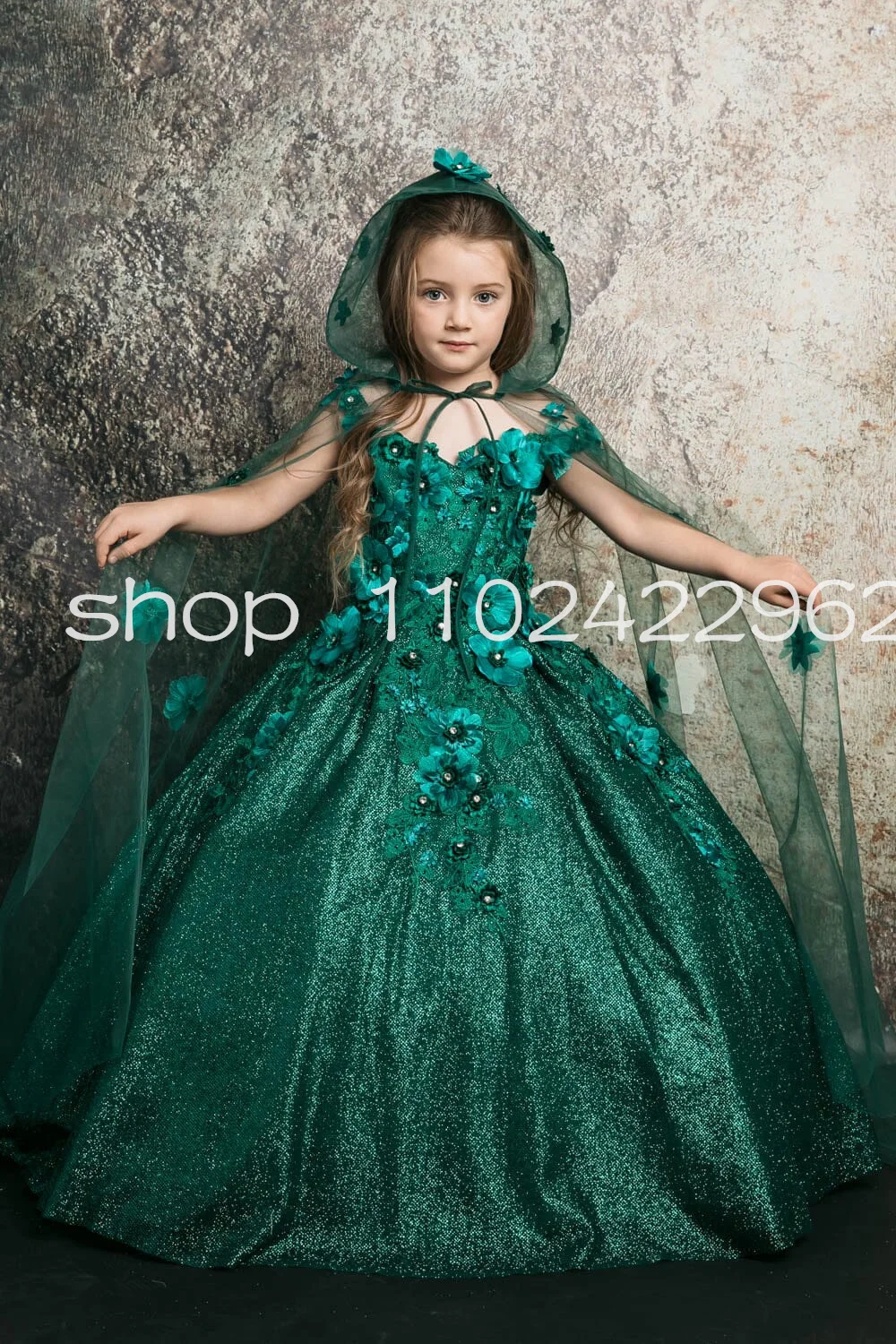 Customized Sparkly Flower Girls Dresses with 3D Floral Glitter Cloak Little Princess Birthday Gown Mini Quinceanera Dress
Customized Sparkly Flower Girls Dresses with 3D Floral Glitter Cloak Little Princess Birthday Gown Mini Quinceanera Dress