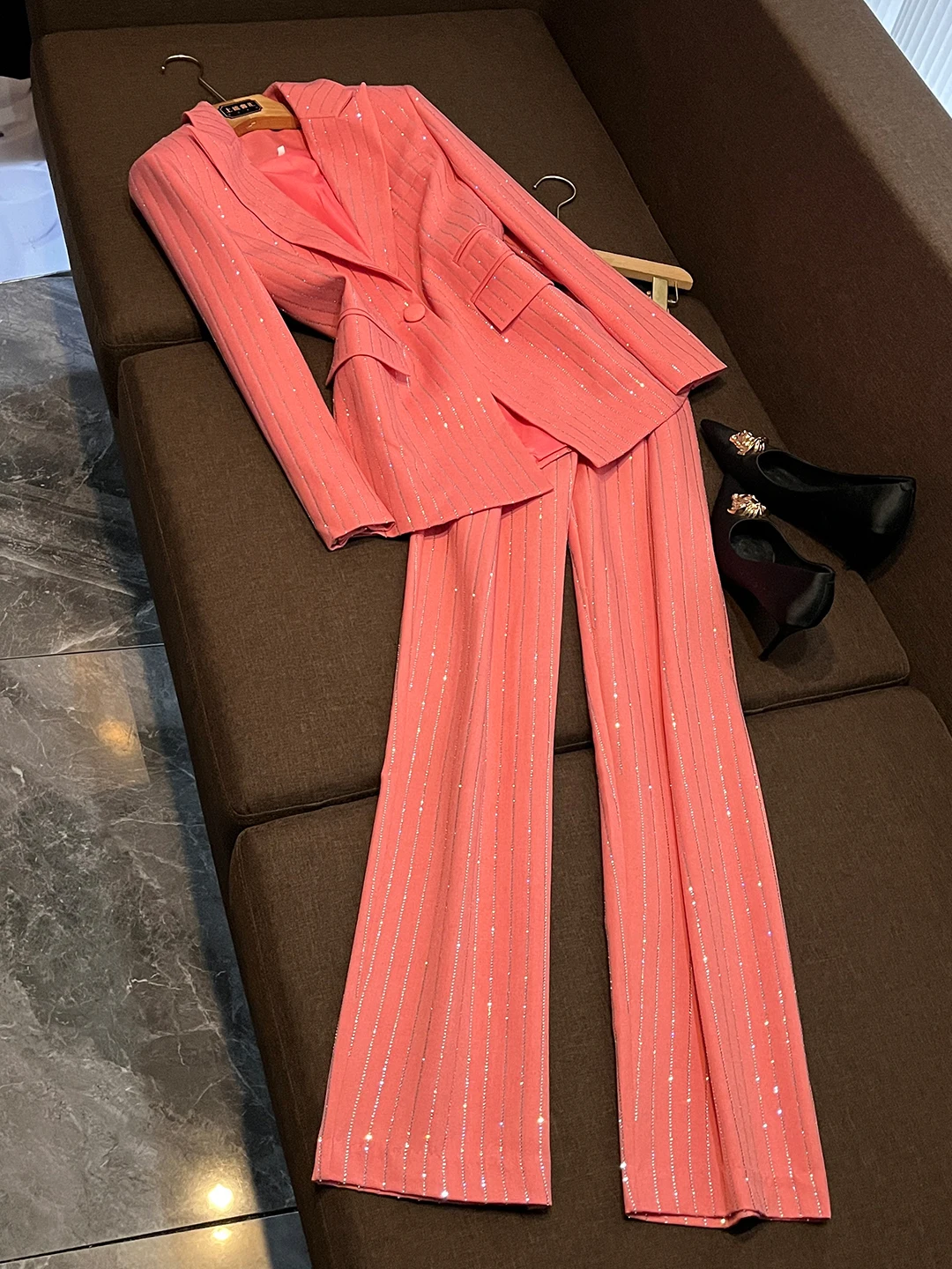 Элитный женский зимний костюм-двойка в полоску со стразами, из полиэстера, модель A22452
Элитный женский зимний костюм-двойка в полоску со стразами, из полиэстера, модель A22452