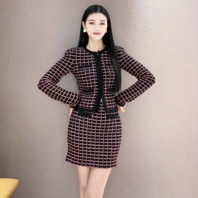 Elegant two-piece suit for office ladies: red plaid knitted cardigan or slim-fit hip skirt
Elegant two-piece suit for office ladies: red plaid knitted cardigan or slim-fit hip skirt