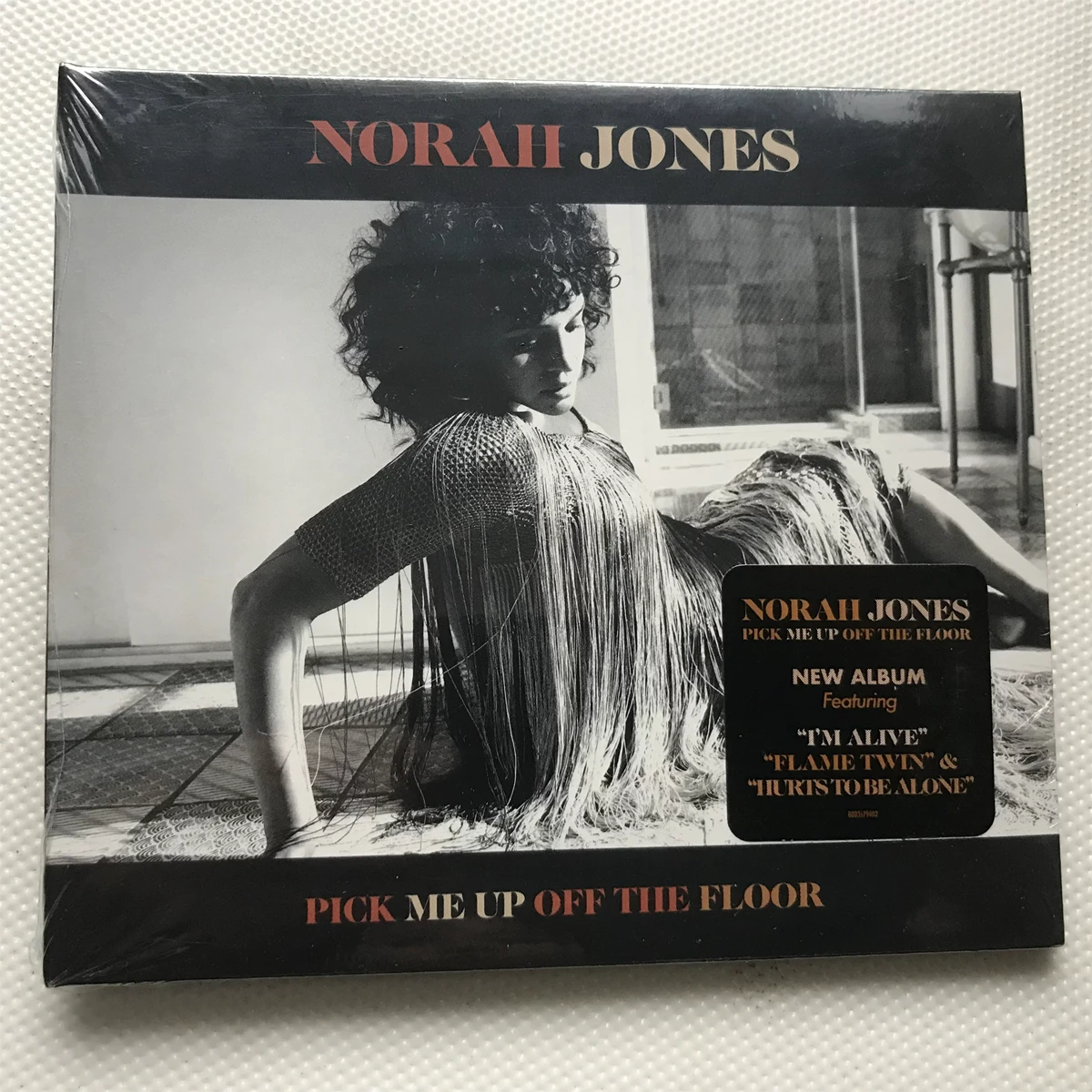 Jazz Norah Jones Music CD Pick Me Up Off The Floor Album Flame Twin Music Record Cosplay Walkman Car Soundtracks Box Party Music
Jazz Norah Jones Music CD Pick Me Up Off The Floor Album Flame Twin Music Record Cosplay Walkman Car Soundtracks Box Party Music