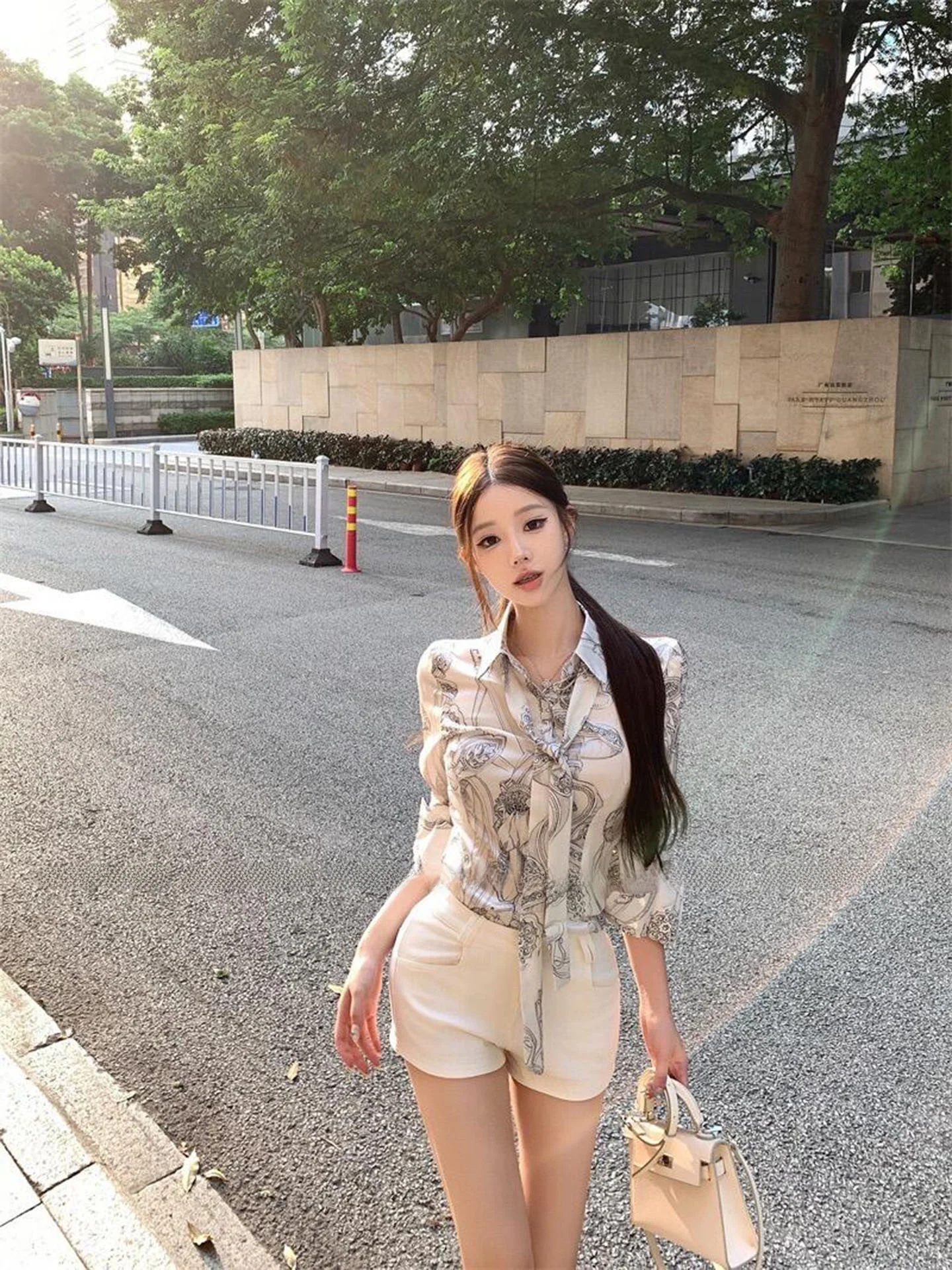 Artistic Retro Currency Print Turn-down Collar Long Sleeve Slim Fit Waist-cinching Design Sense Elegance Women's Shirt
Artistic Retro Currency Print Turn-down Collar Long Sleeve Slim Fit Waist-cinching Design Sense Elegance Women's Shirt