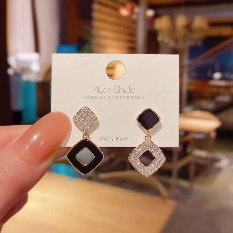 Japanese and Korean high-end diamond inlaid asymmetrical earrings for women with a slim and elegant pendant necklace jewelry
Japanese and Korean high-end diamond inlaid asymmetrical earrings for women with a slim and elegant pendant necklace jewelry