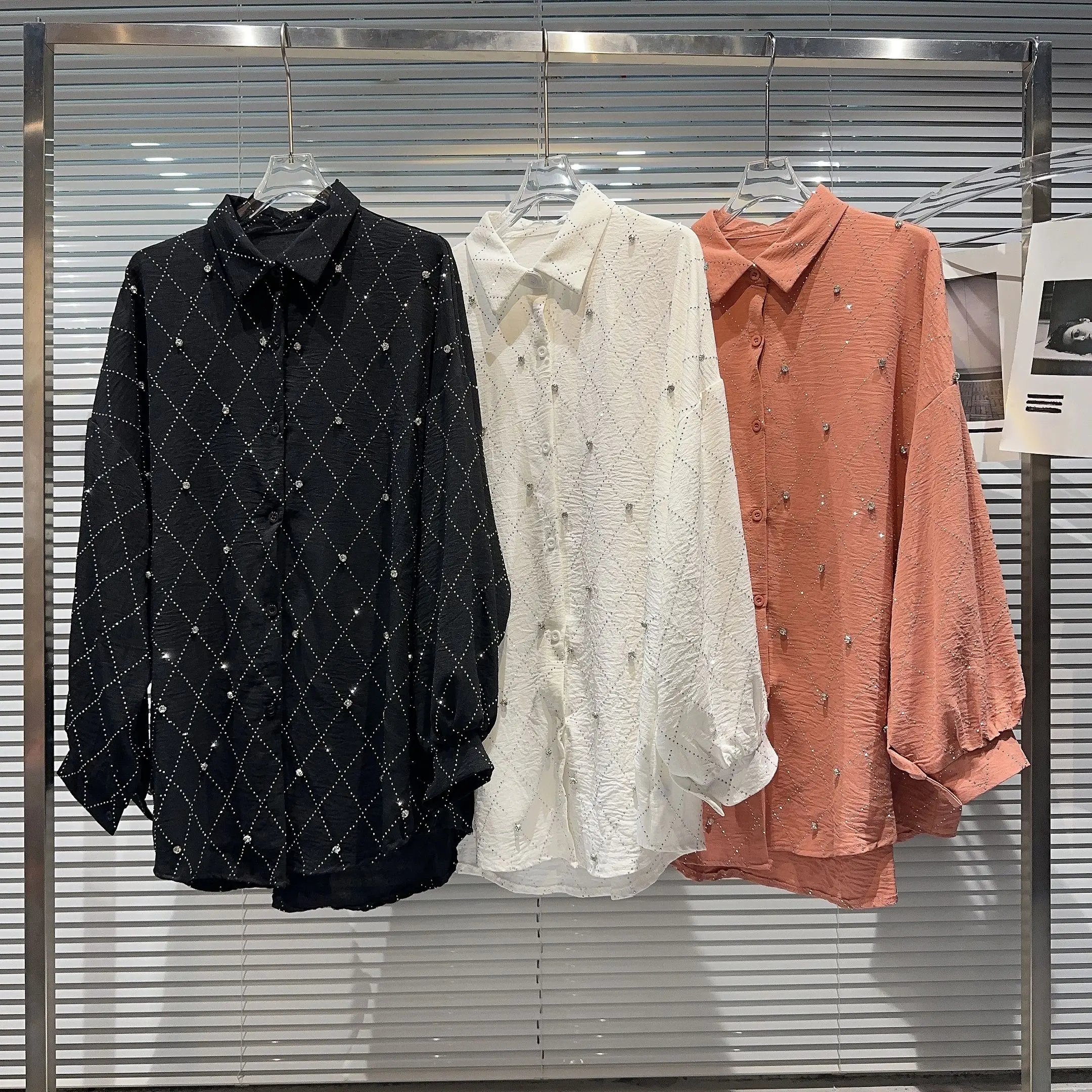 2023 Autumn New Diamond Lattice Rhinestone Loose Shirt for Women Long Sleeve Blouse Female Black Casual Shirts Blouses Blusas
2023 Autumn New Diamond Lattice Rhinestone Loose Shirt for Women Long Sleeve Blouse Female Black Casual Shirts Blouses Blusas