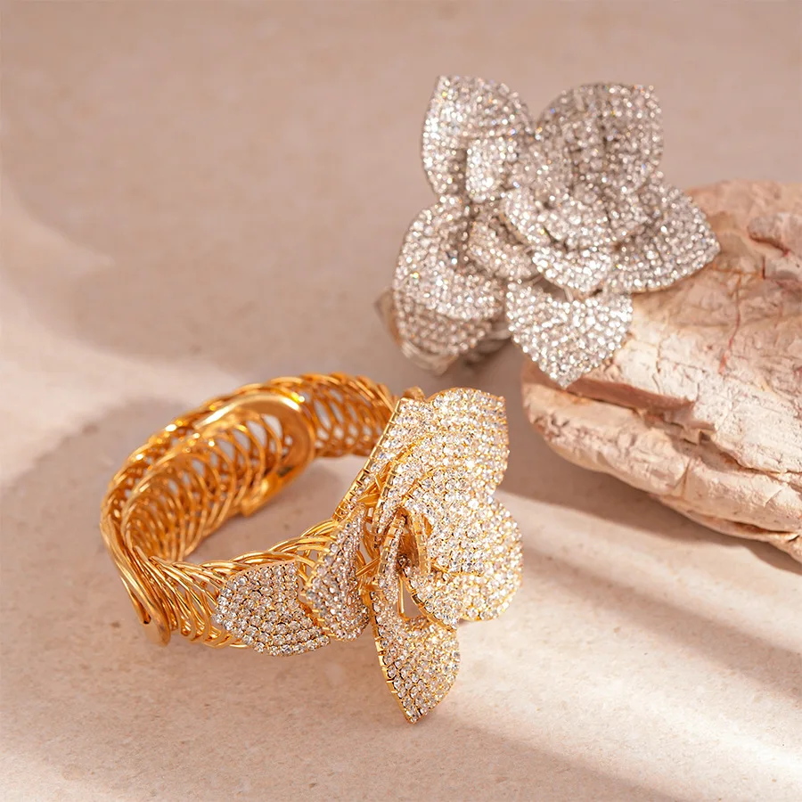Rhinestone Elegant Exaggerate Flower Bangle for Women Exquisite Glittering Exquisite Glittering Luxury Personalized Bracelet
Rhinestone Elegant Exaggerate Flower Bangle for Women Exquisite Glittering Exquisite Glittering Luxury Personalized Bracelet
