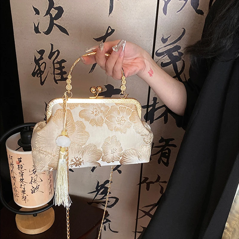 Chinese Style Embroidered Shoulder Bag Personalized Ancient Floral Crossbody Handbag for Wedding Party Evening Clutch
Chinese Style Embroidered Shoulder Bag Personalized Ancient Floral Crossbody Handbag for Wedding Party Evening Clutch