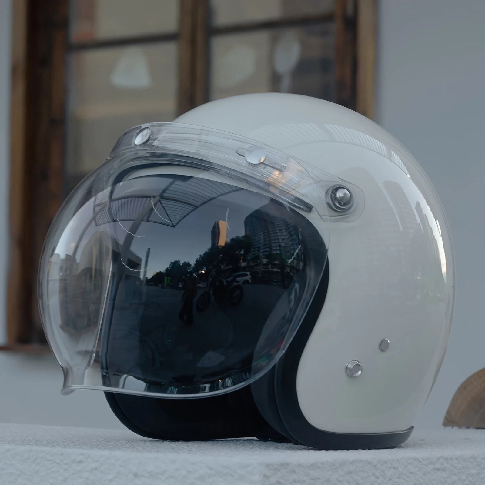 CrownRacing Gloss White Retro 3/4 Motorcycle Helmet With Bubble Visor
CrownRacing Gloss White Retro 3/4 Motorcycle Helmet With Bubble Visor